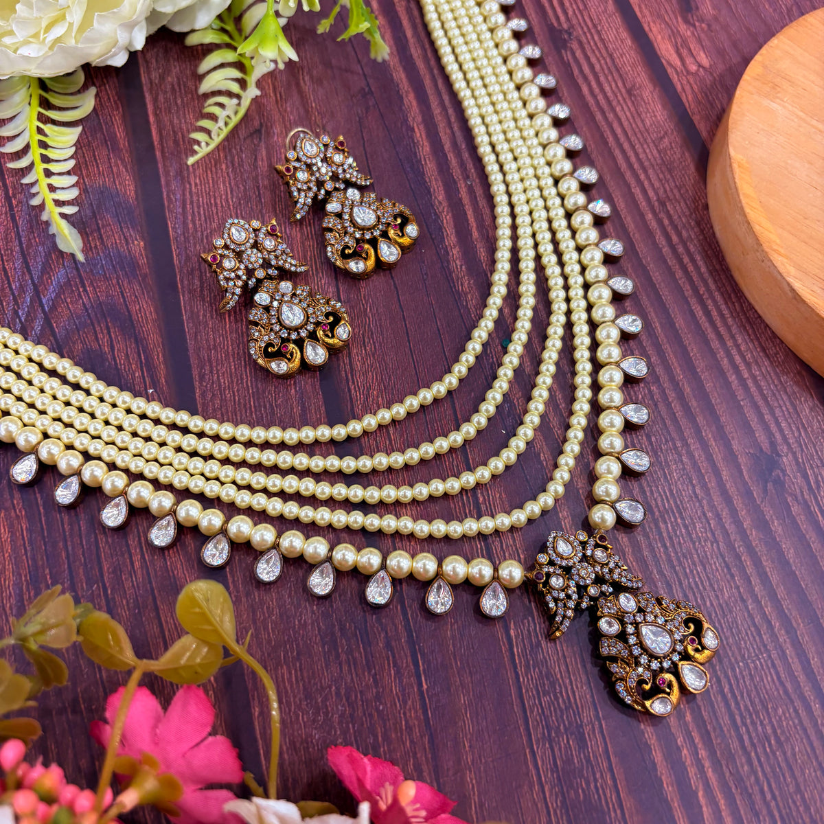 Nayaab Myra Neckpiece