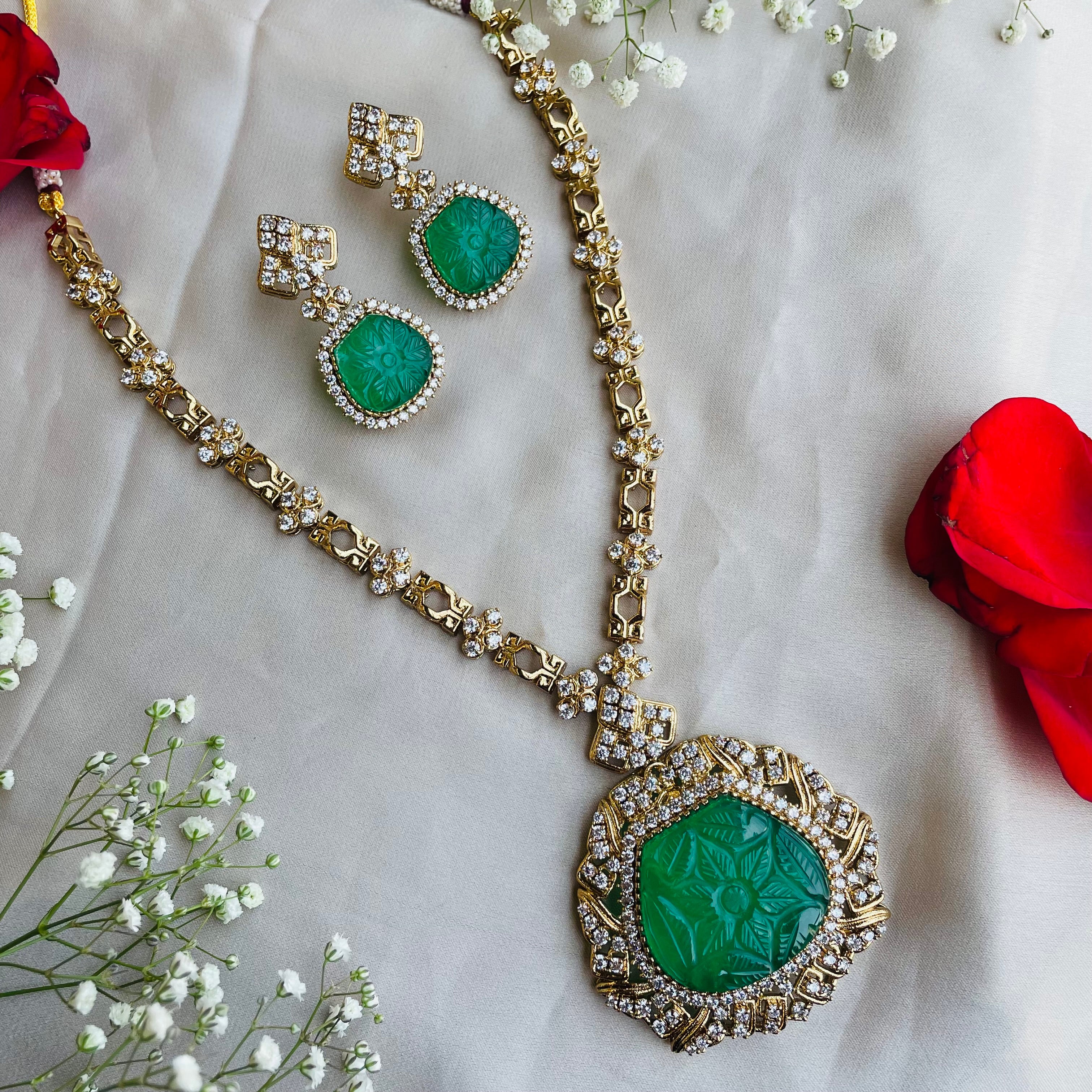 Nayaab Varnika neckpiece