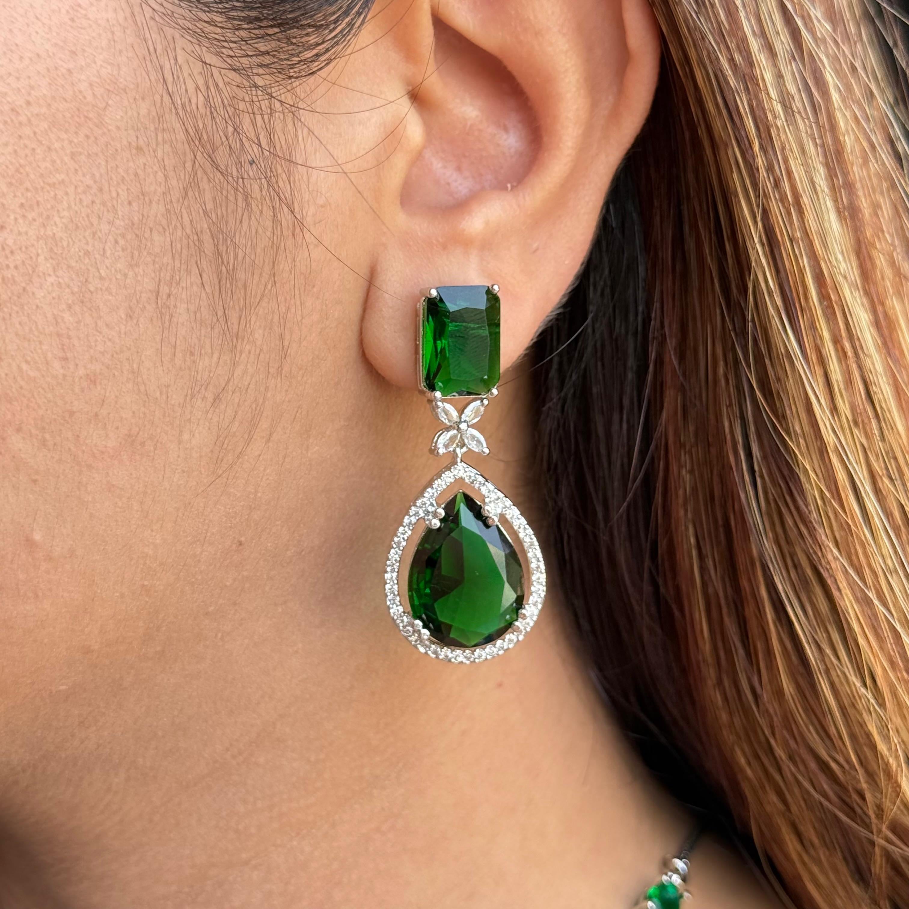 kiara emerald  ad Neckpiece