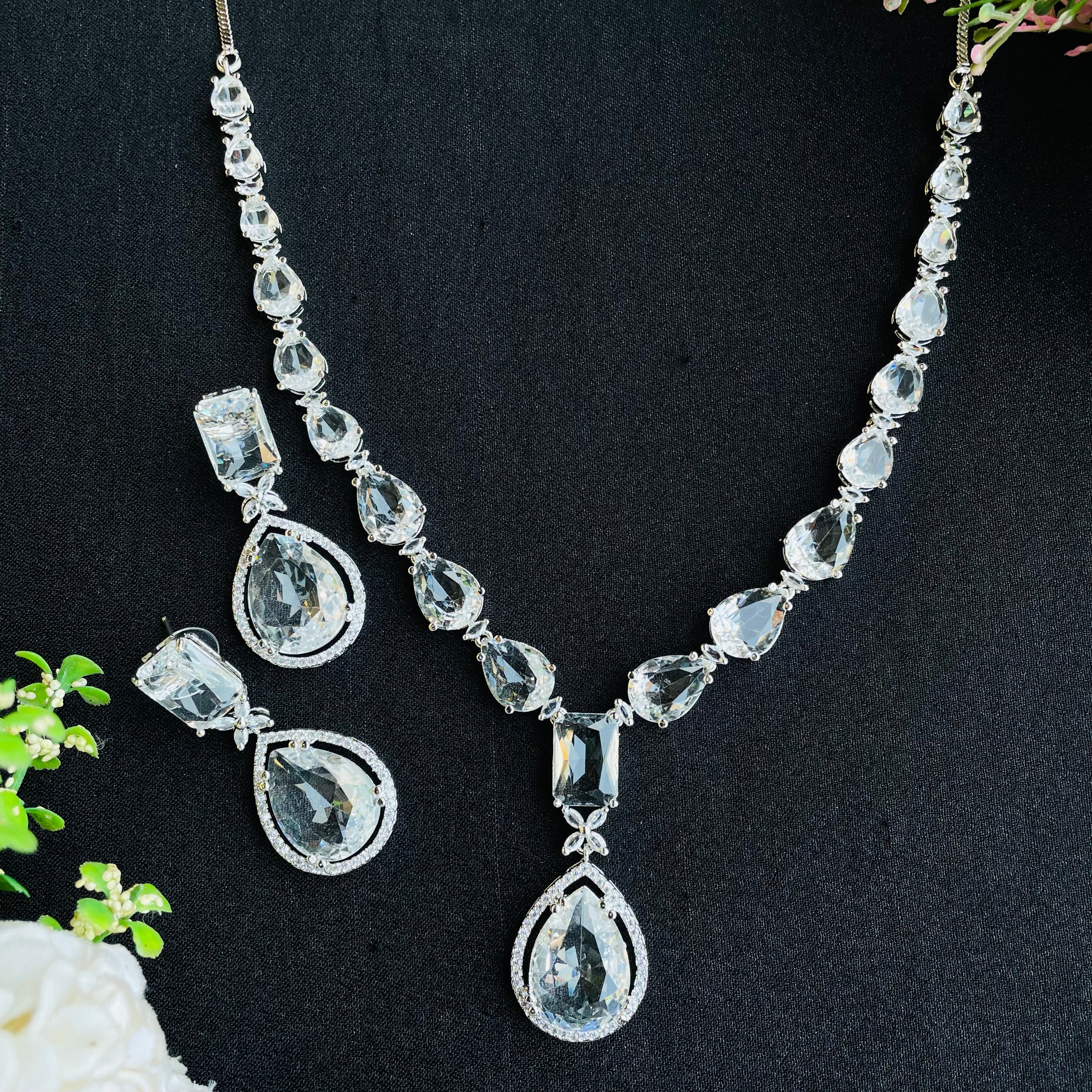 kiara emerald  ad Neckpiece