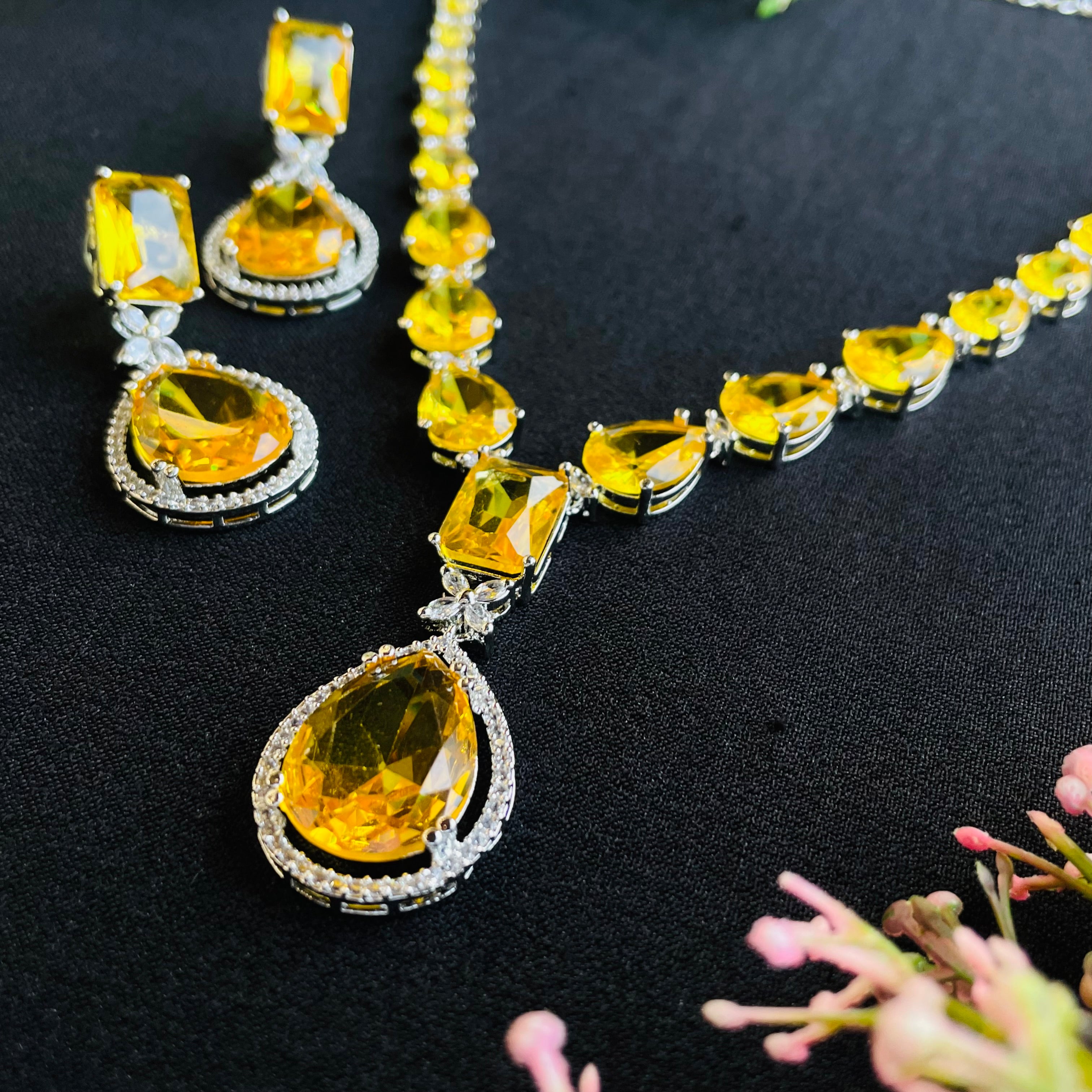 kiara emerald  ad Neckpiece