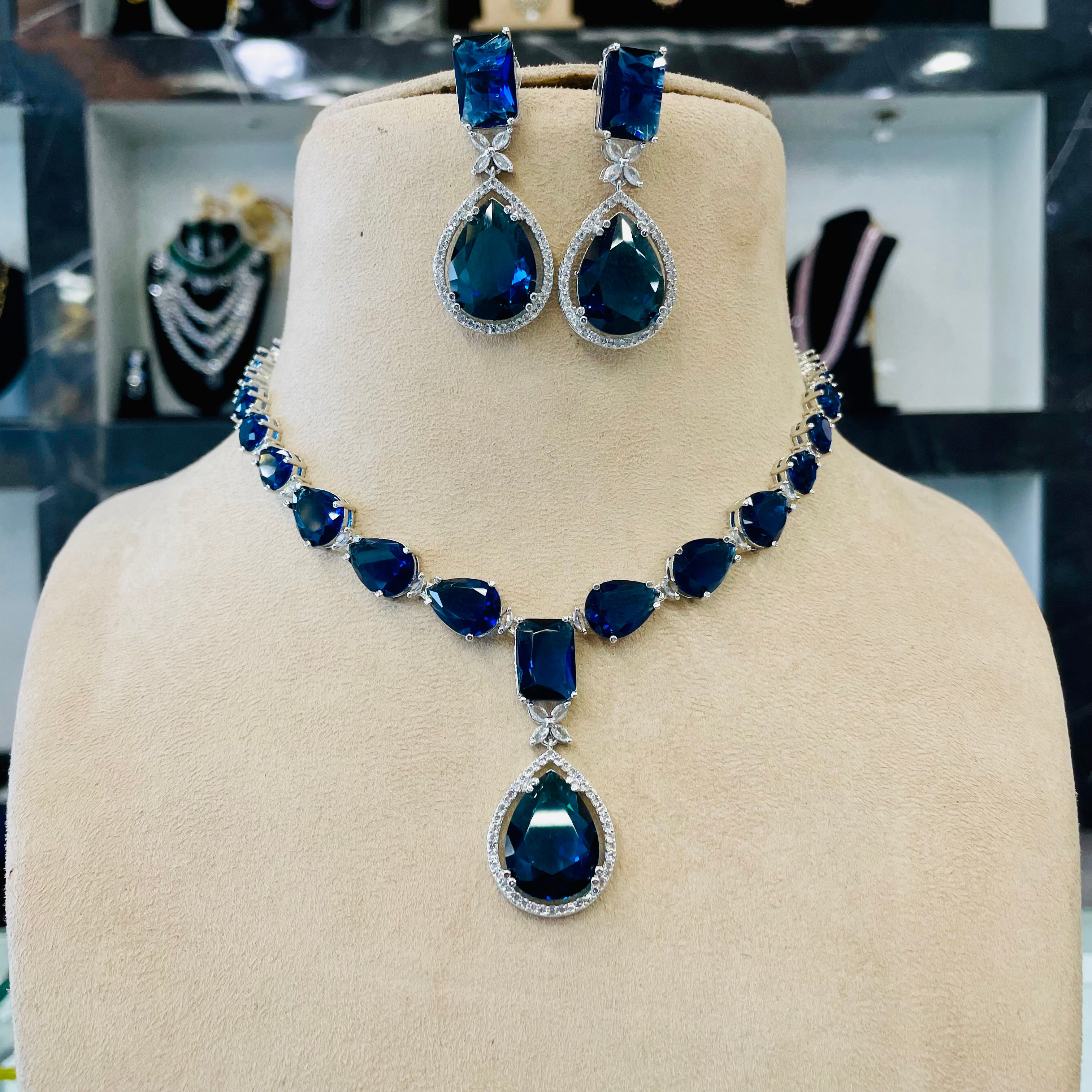 kiara emerald  ad Neckpiece