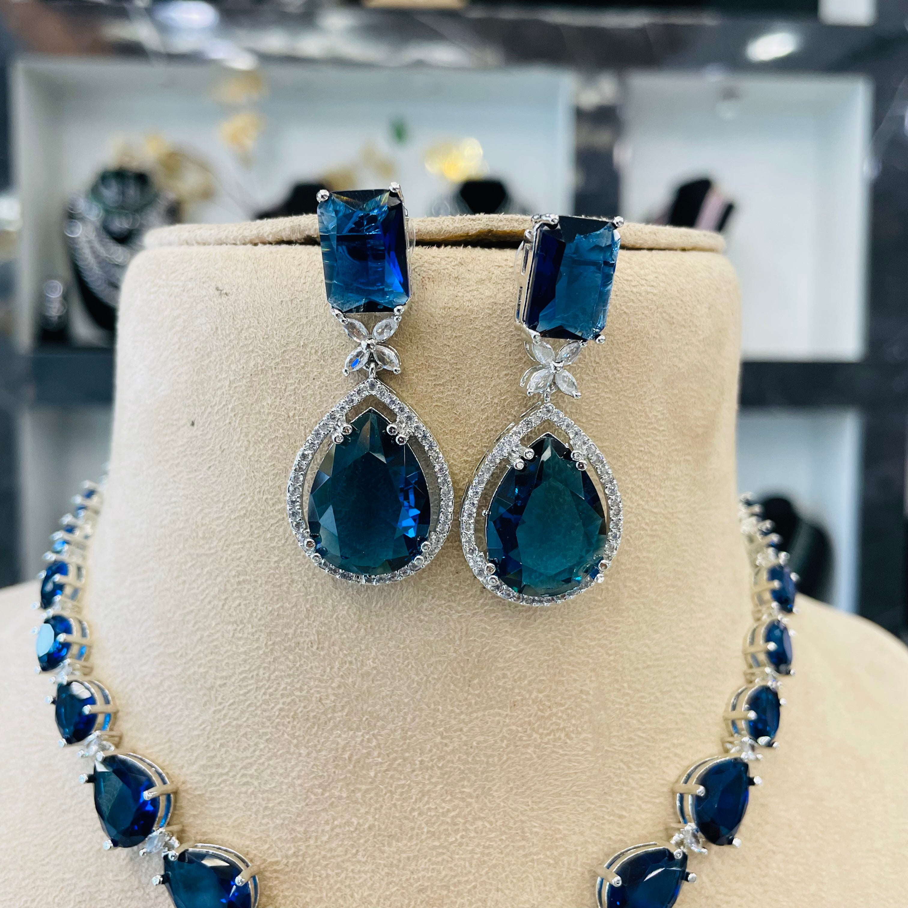 kiara emerald  ad Neckpiece