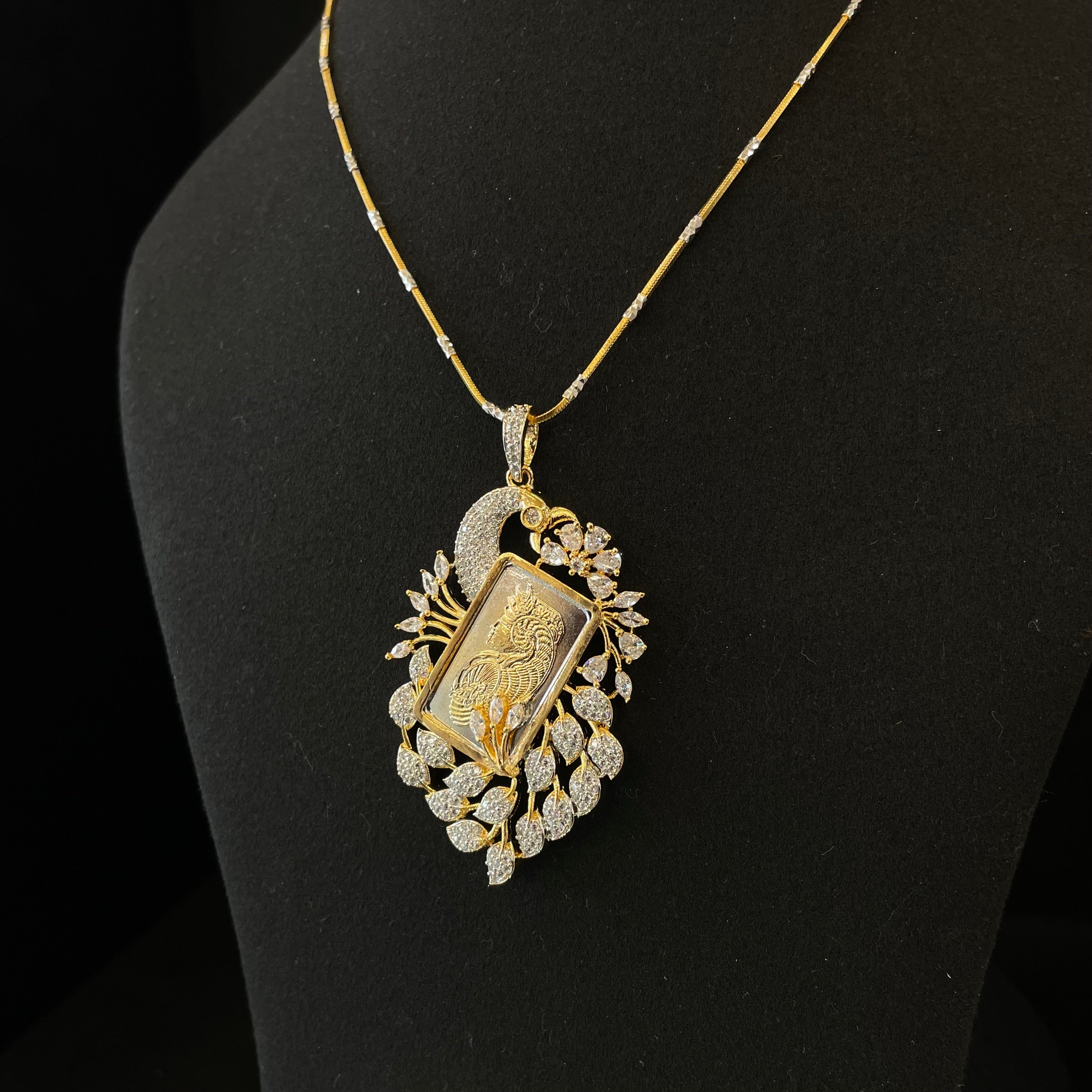 AD Aarna Pendant Set