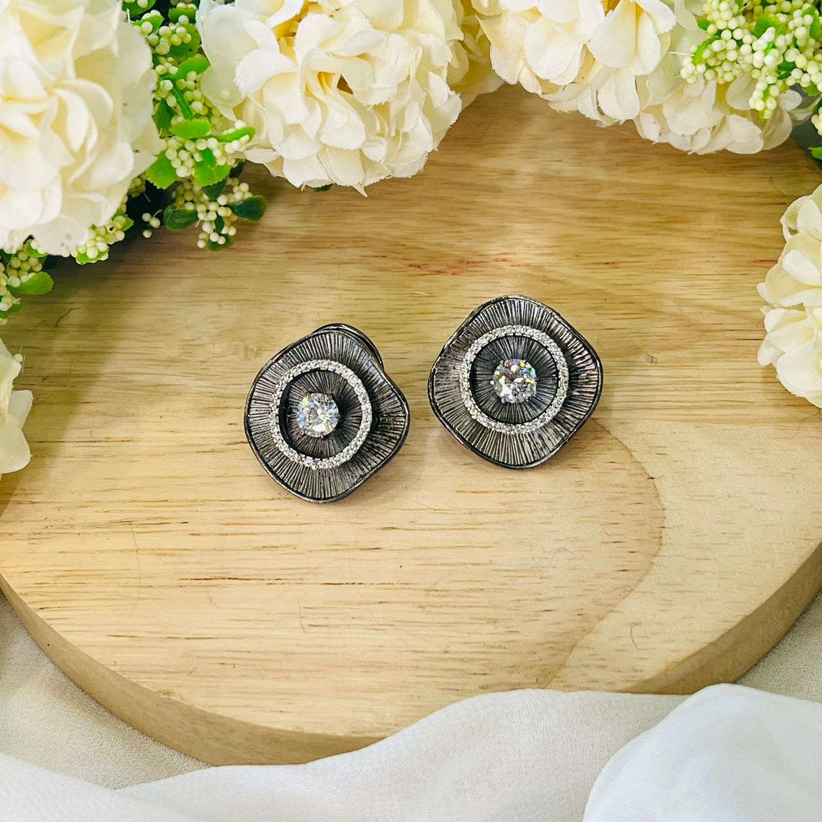 Ad Zainab studs Velvet box by Shweta