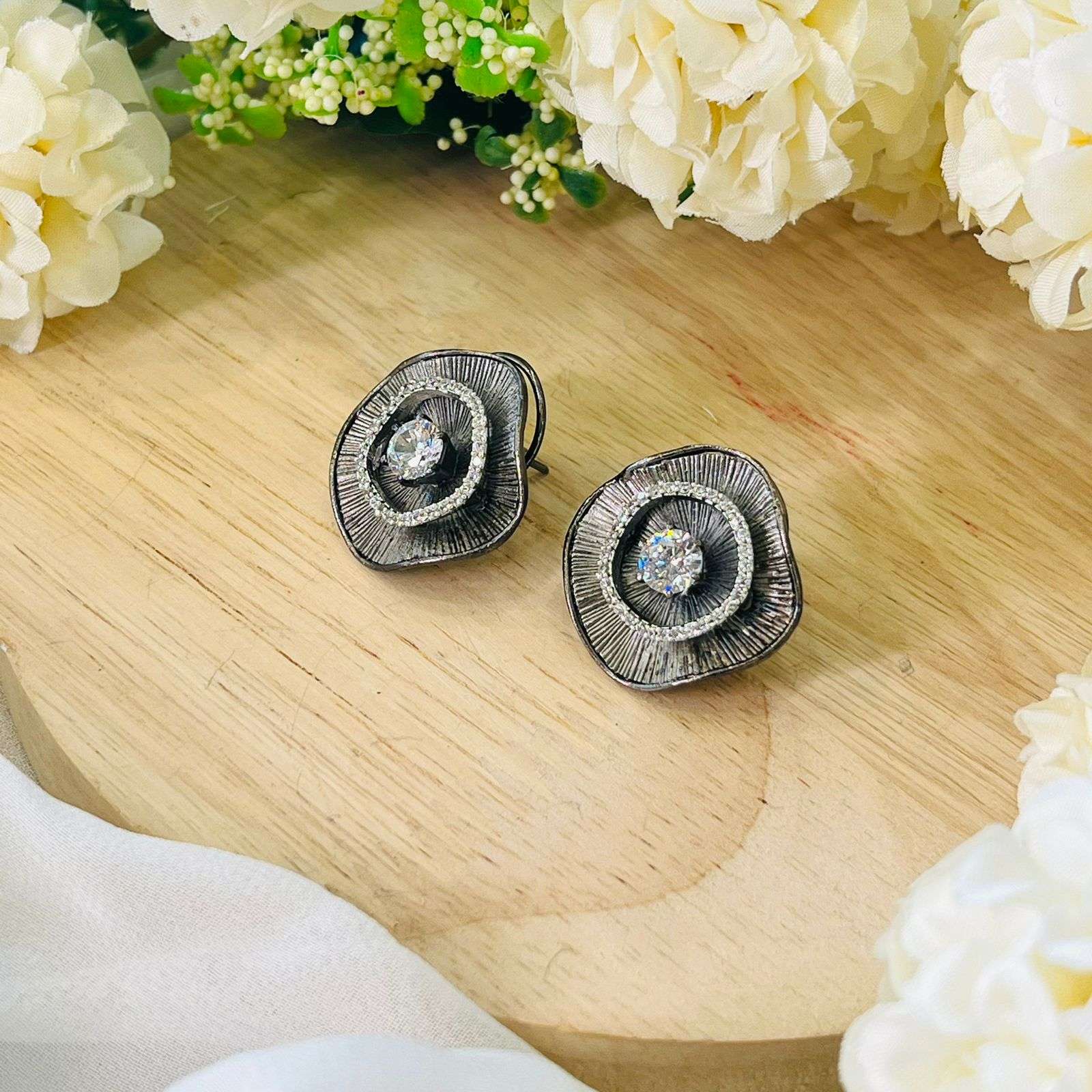 Ad Zainab studs Velvet box by Shweta