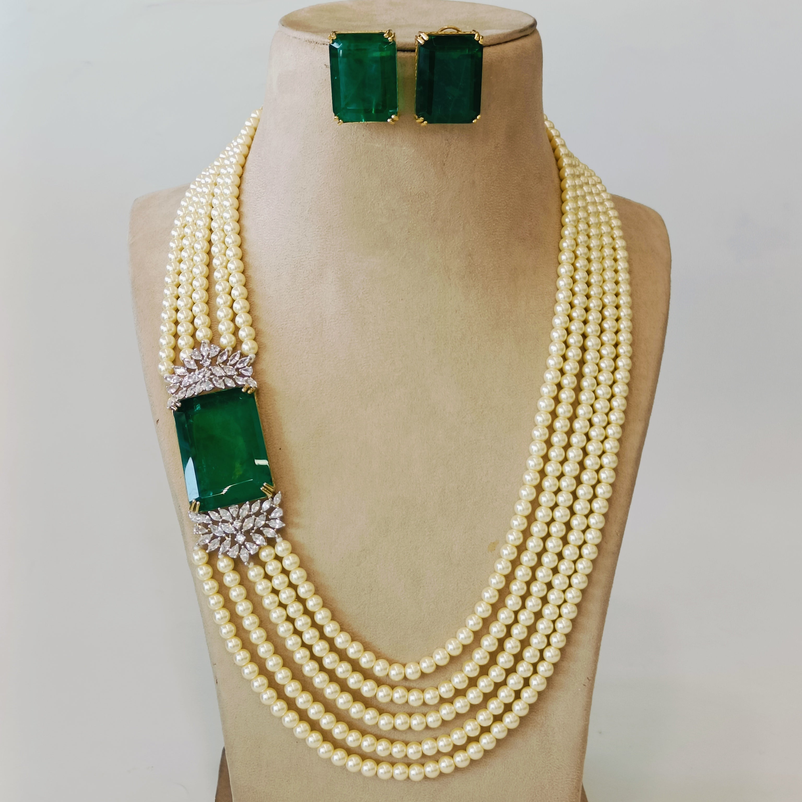 Nayaab Romy Pearl Neckpiece