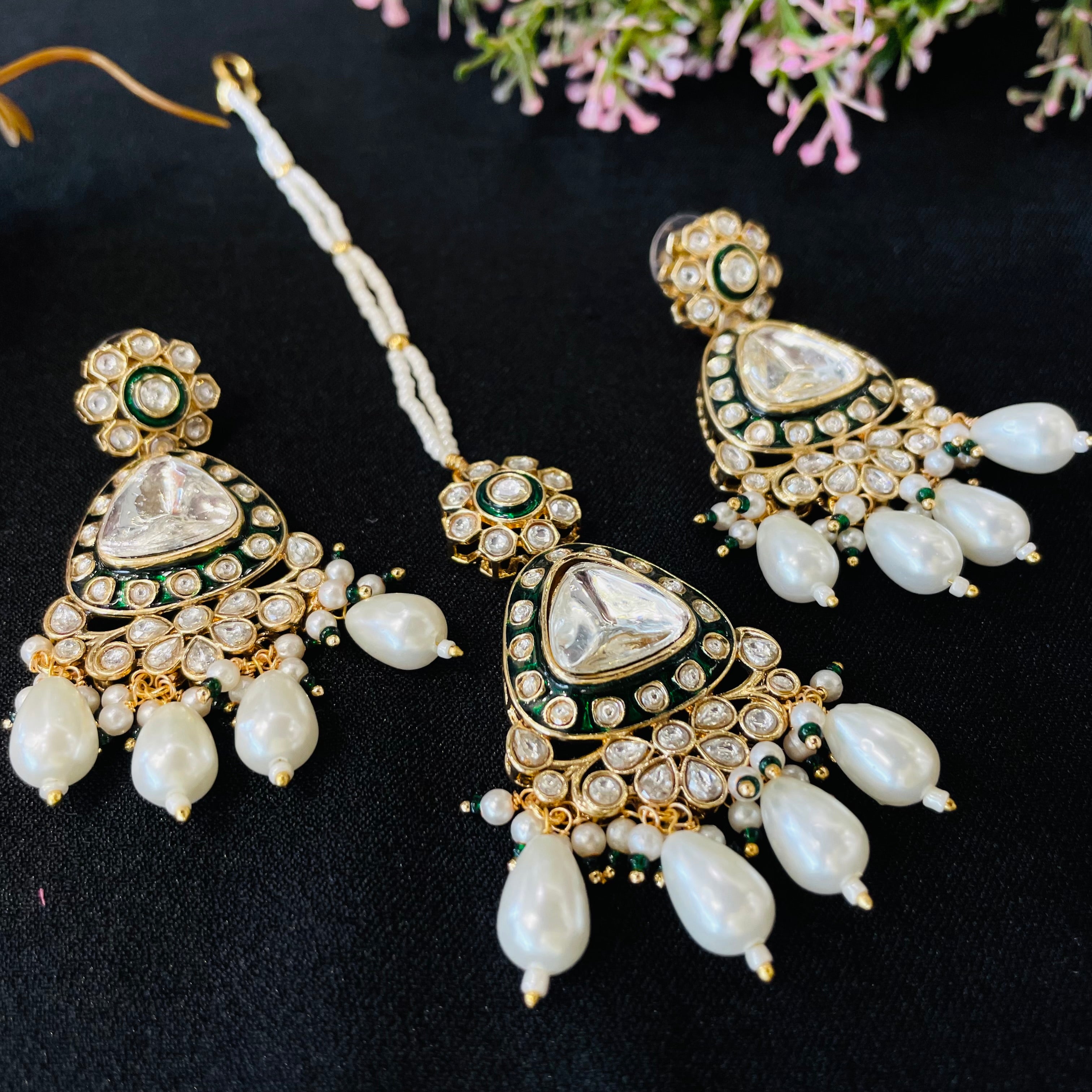 Nayaab Priya Tikka With Earrings