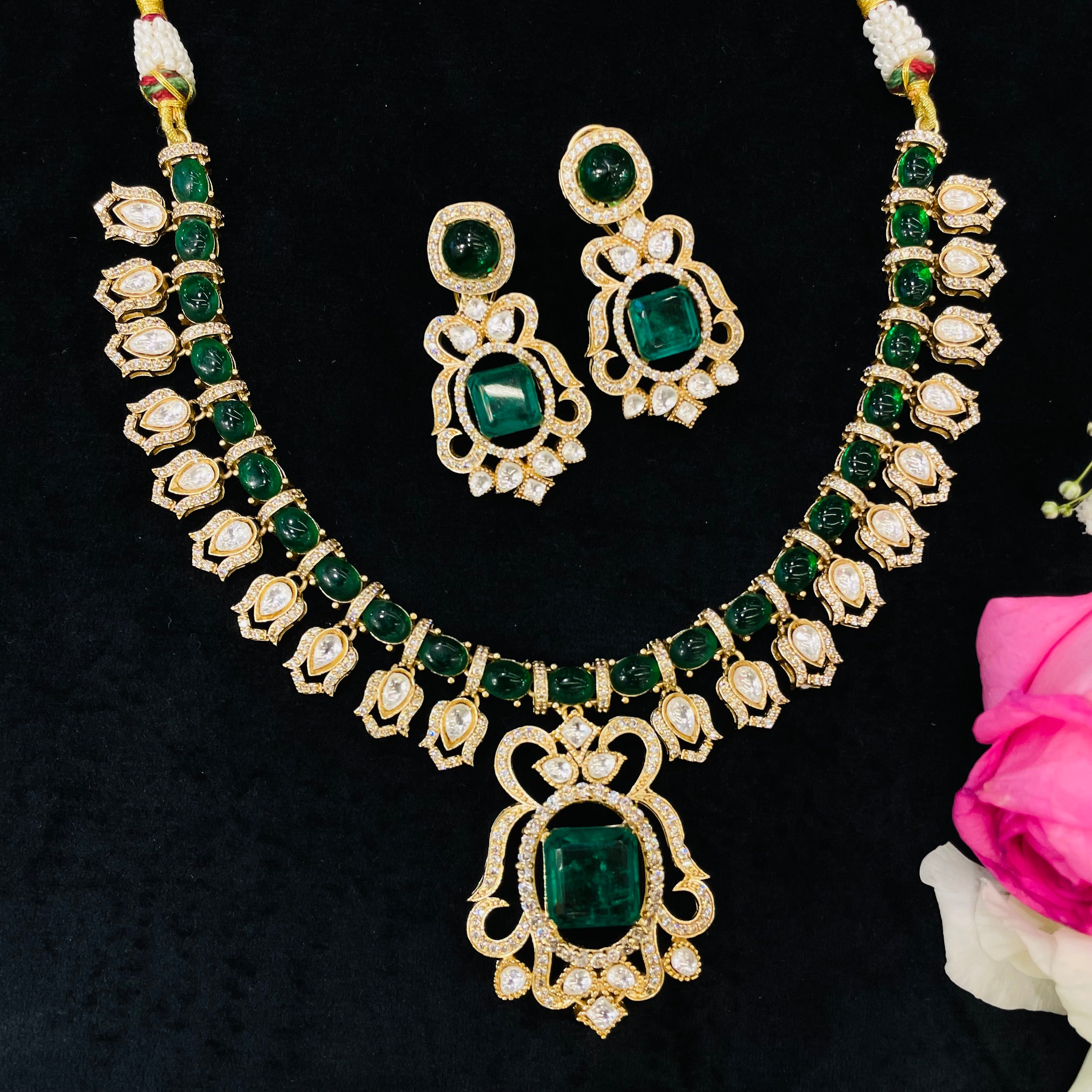 Nayaab zulekha neckpiece