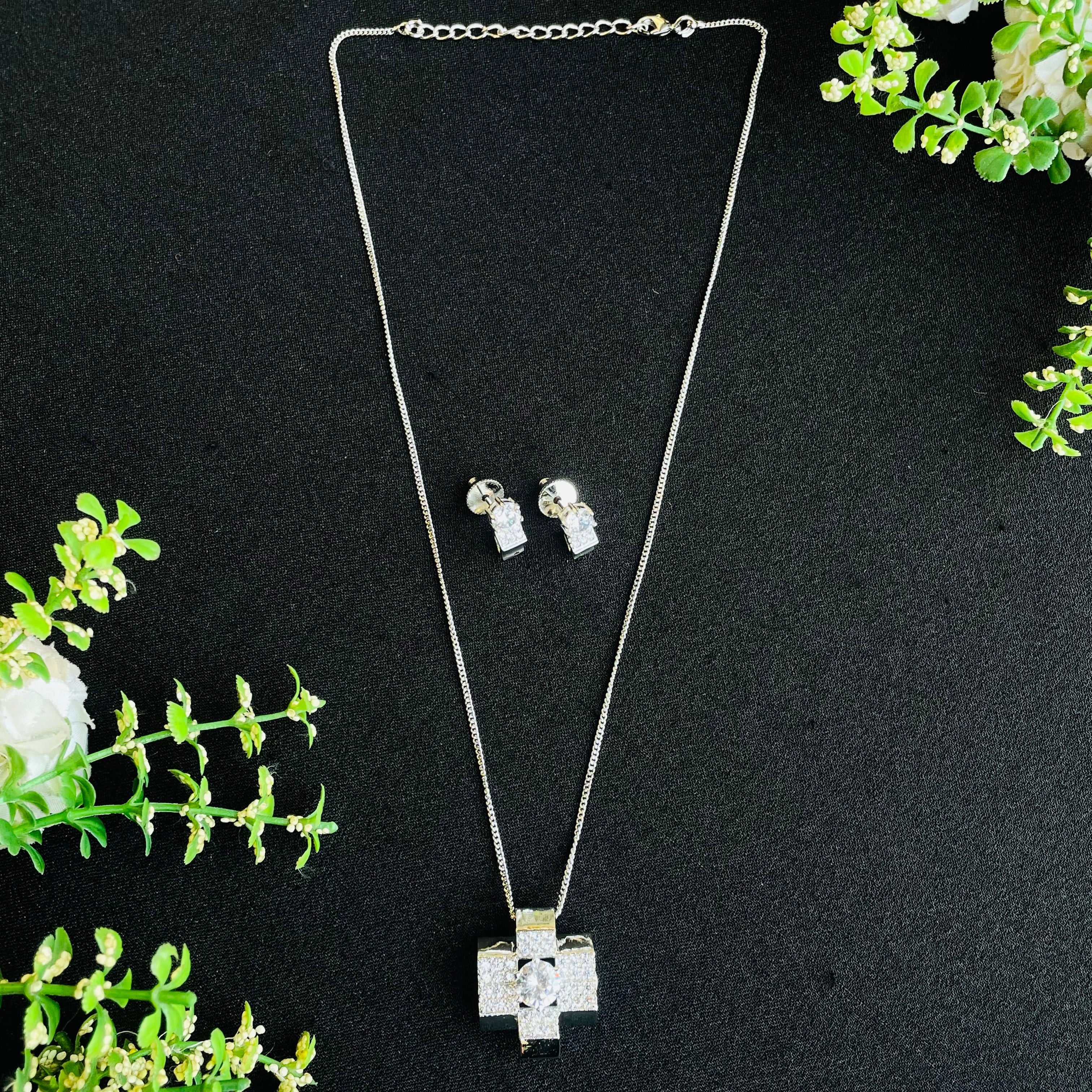 Ad Samantha Pendant Set
