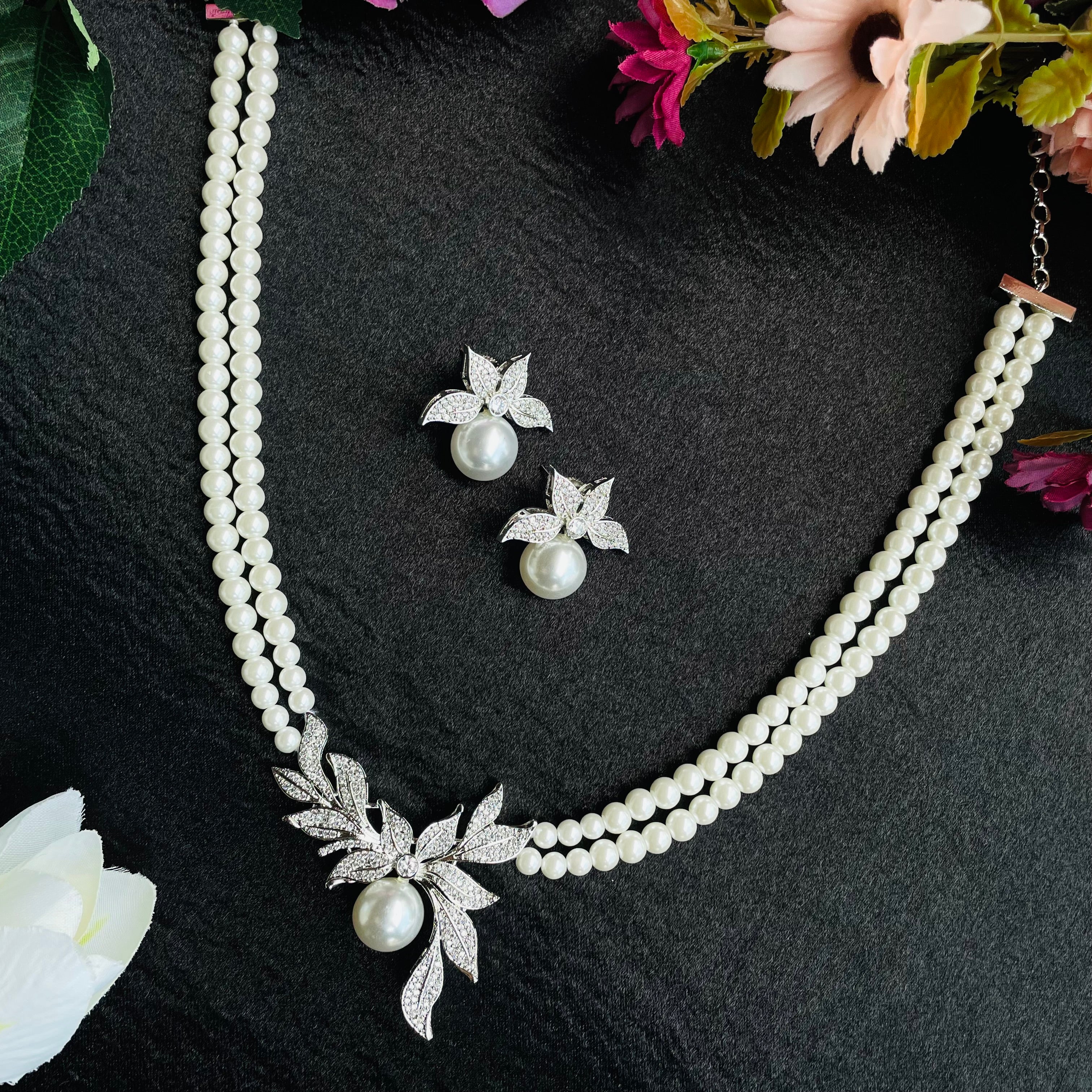 Ad Nora Pearl Neckpiece