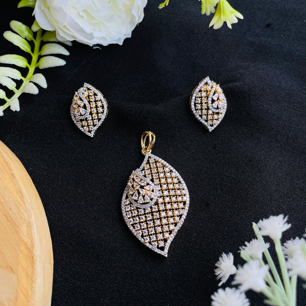 Veyra Leaf Pendant Set