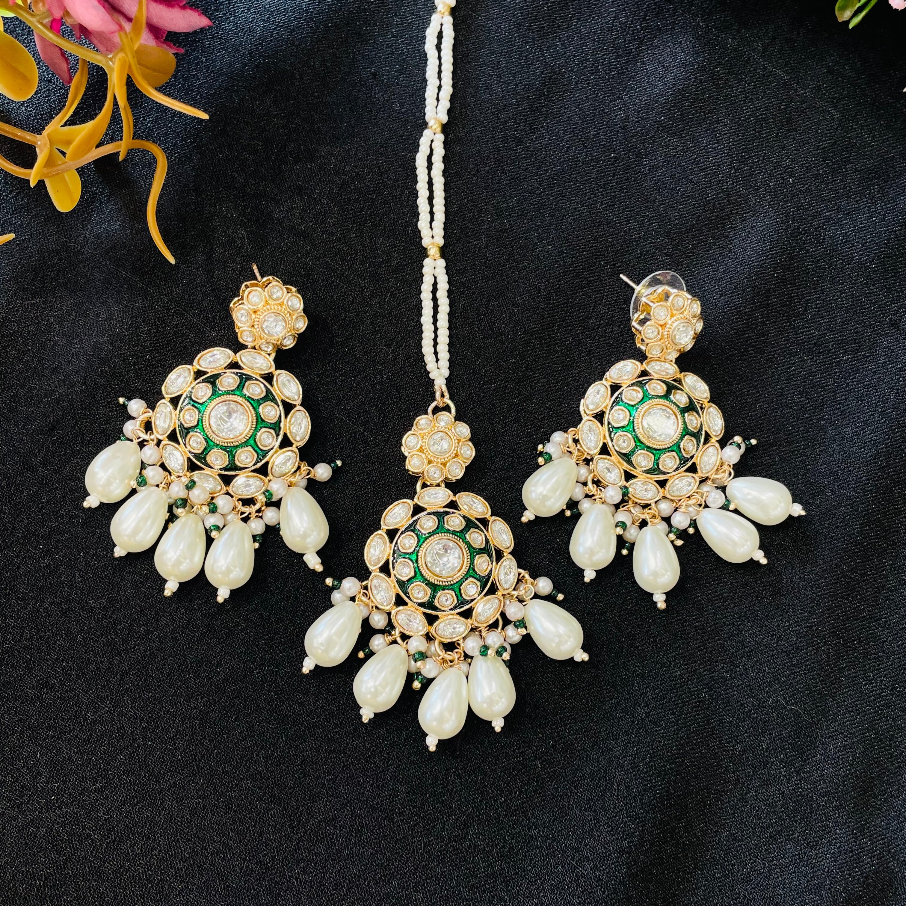 Nayaab Mayera Tikka With Earrings