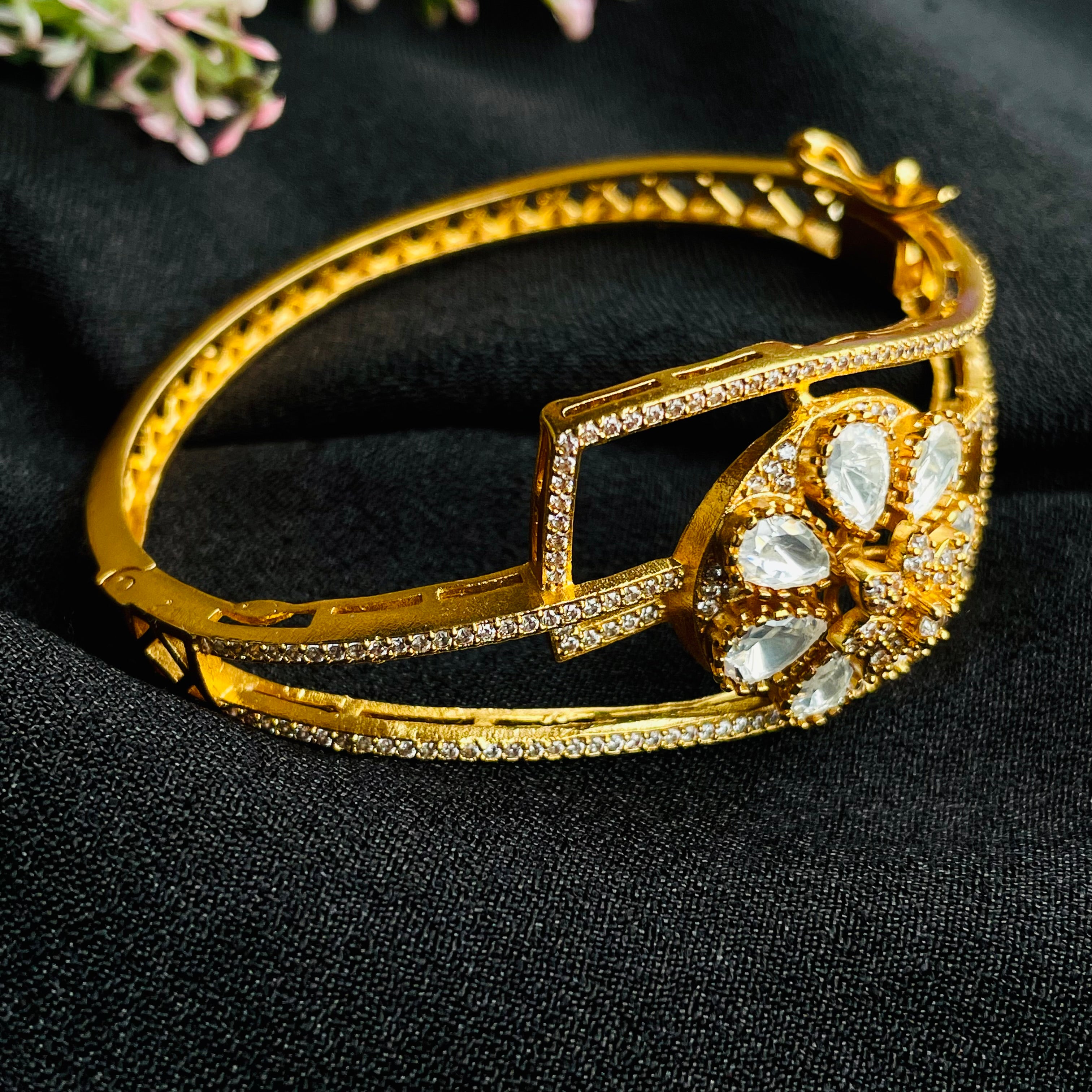 Nayaab jivika Polki Bracelet