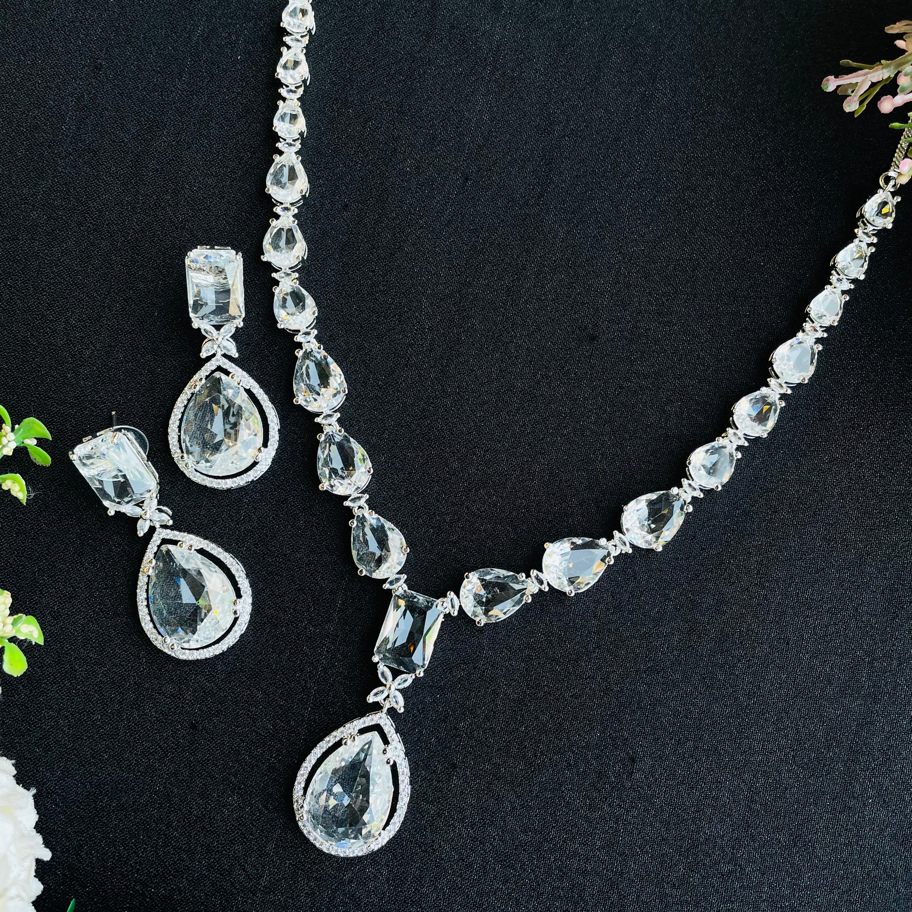 kiara emerald  ad Neckpiece