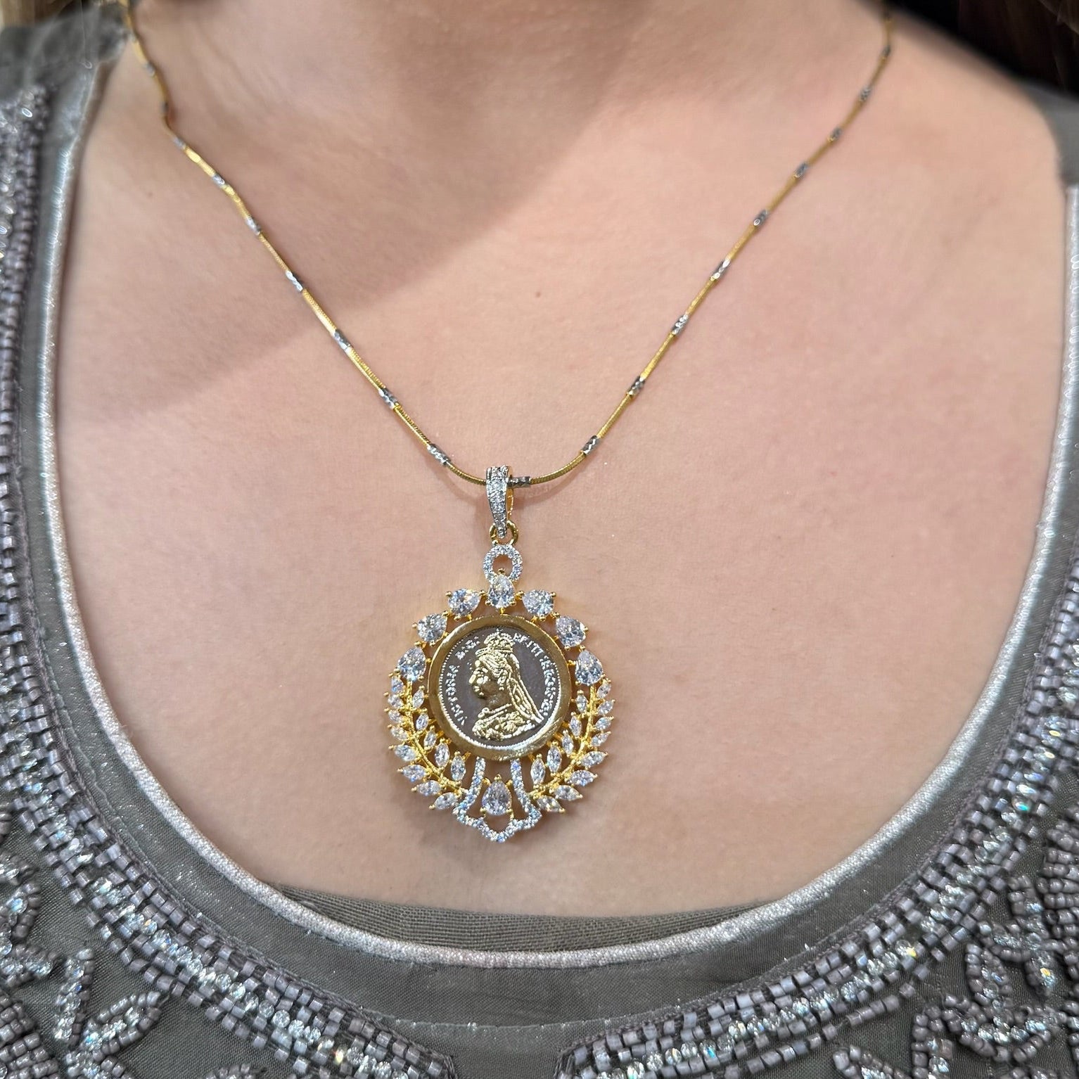 AD Elina coin Pendant Set