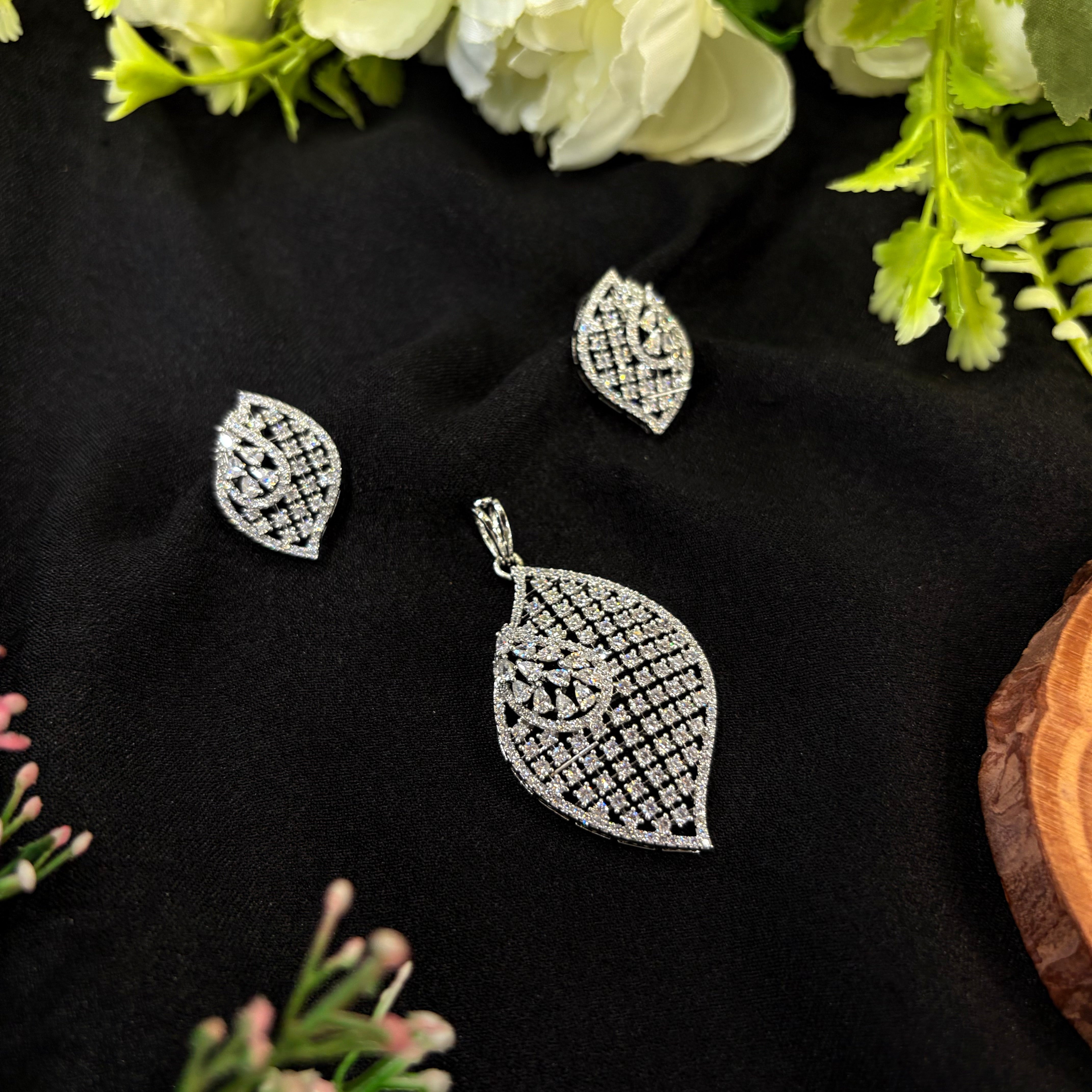 Veyra Leaf Pendant Set