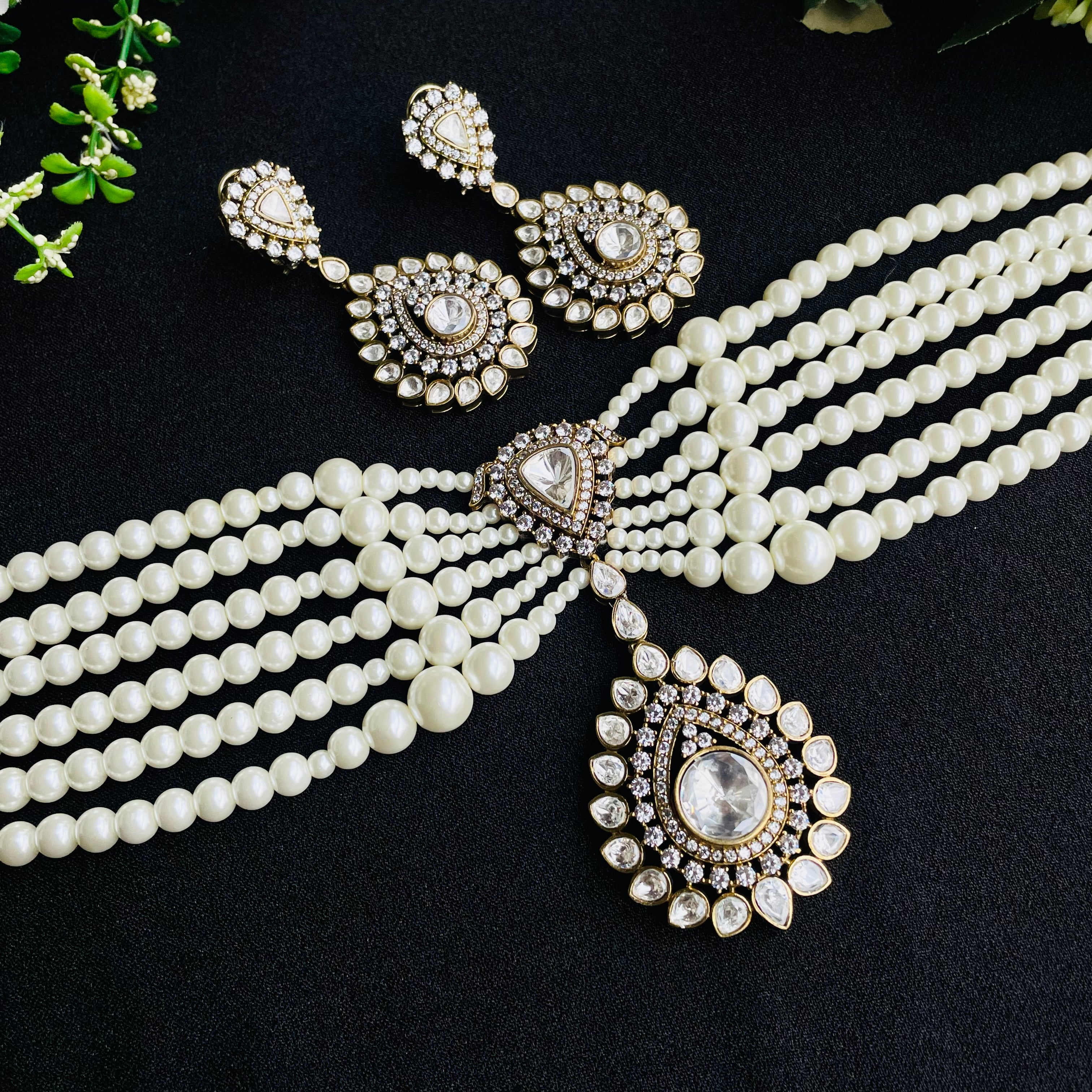 Nayaab Avni Pearl Choker