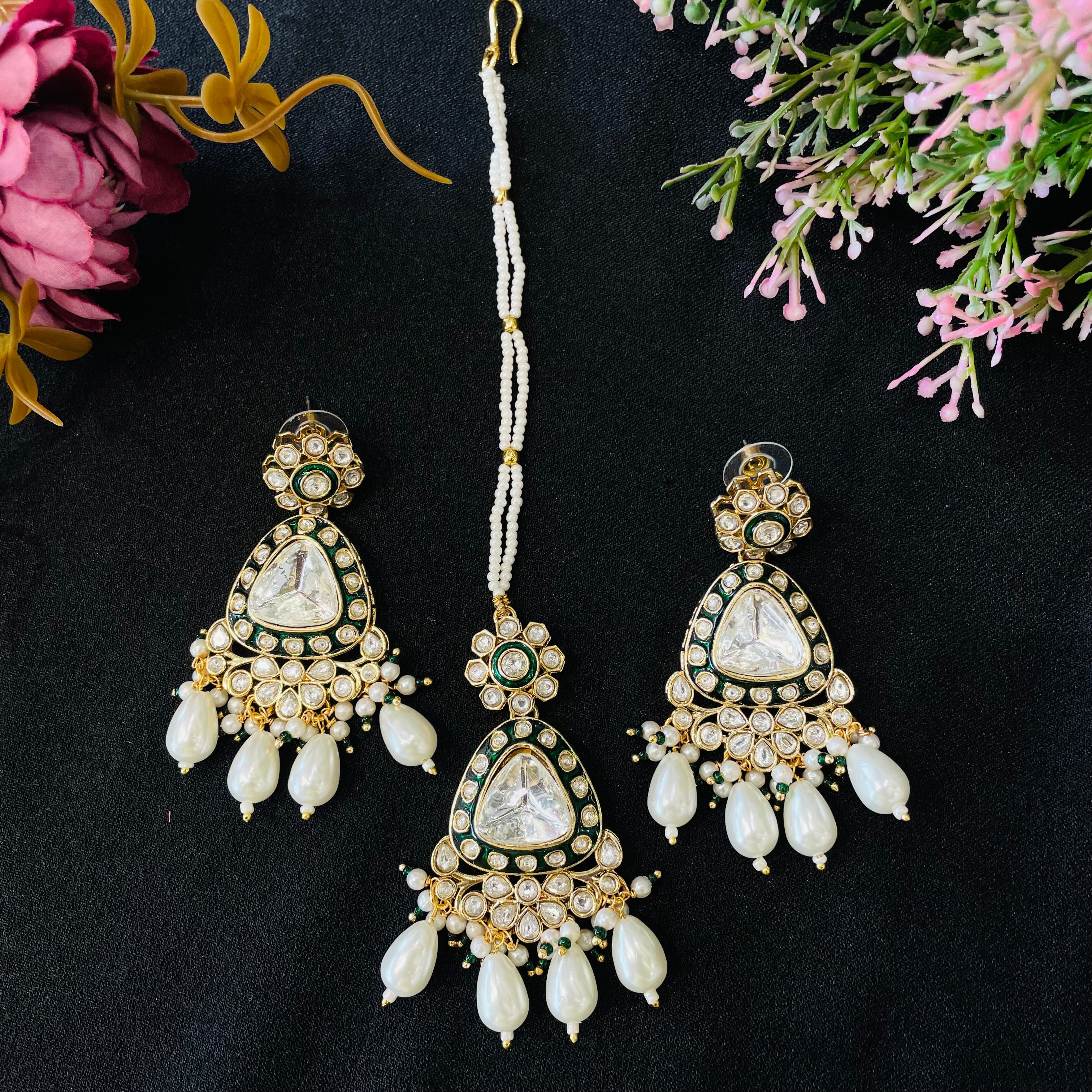 Nayaab Priya Tikka With Earrings