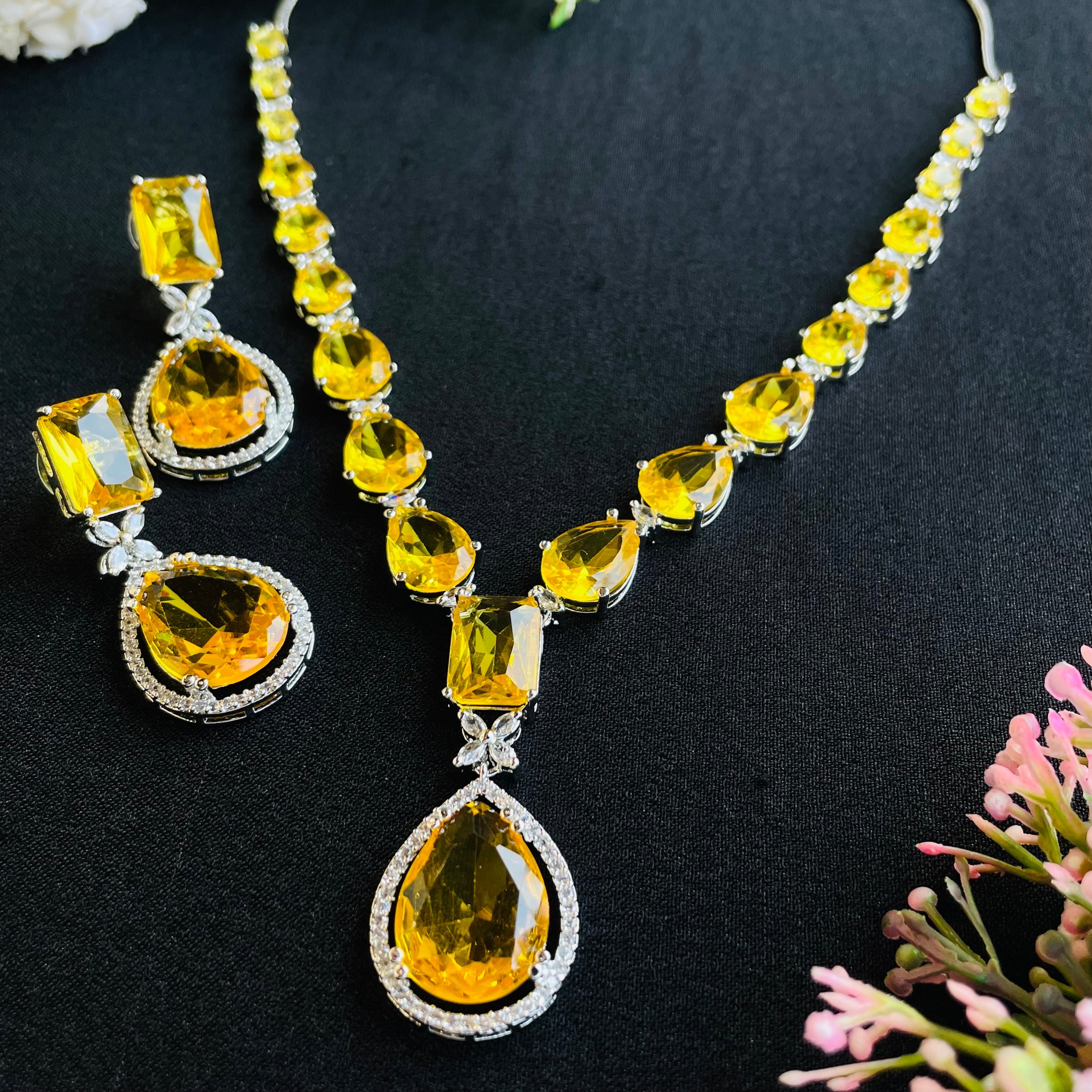 kiara emerald  ad Neckpiece