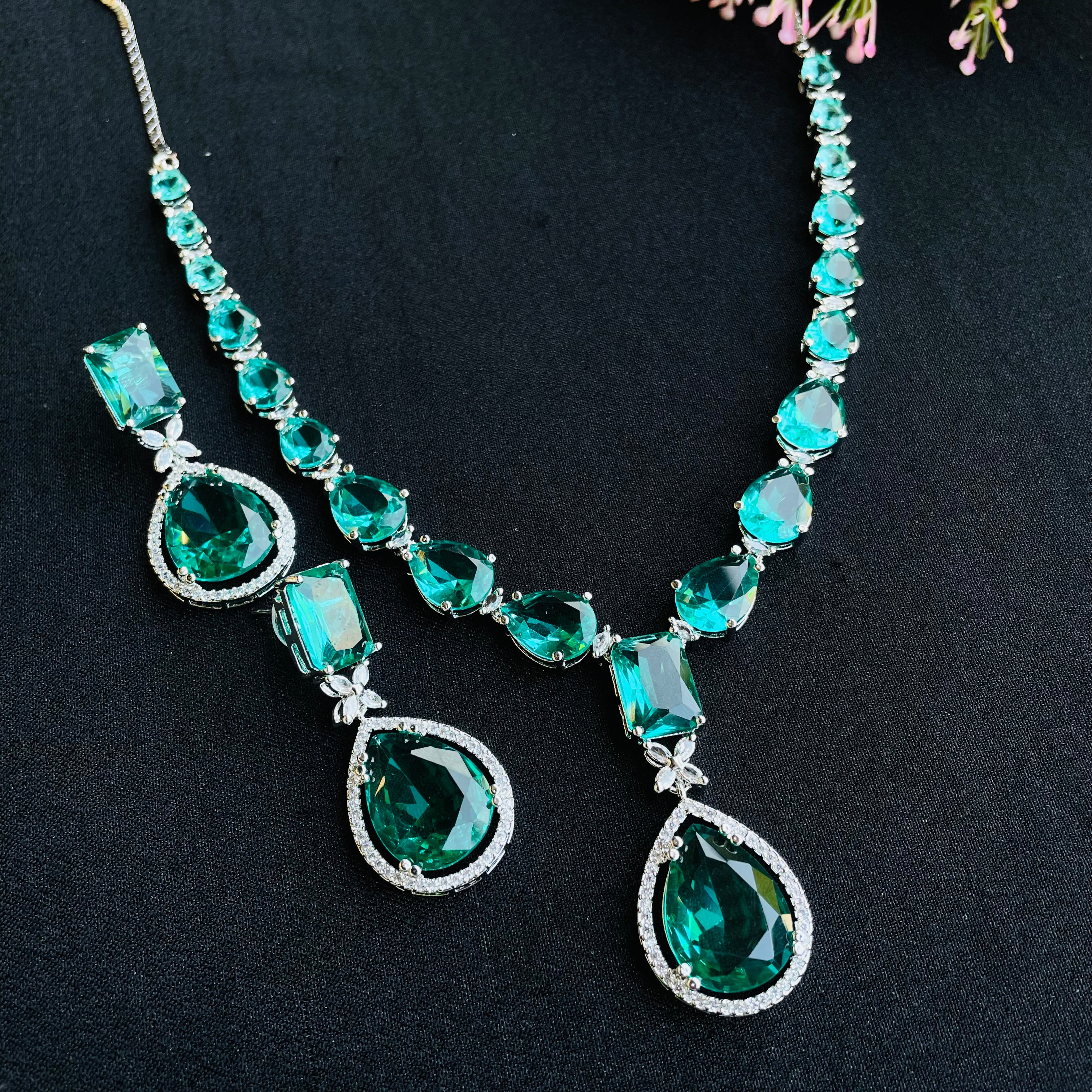 kiara emerald  ad Neckpiece