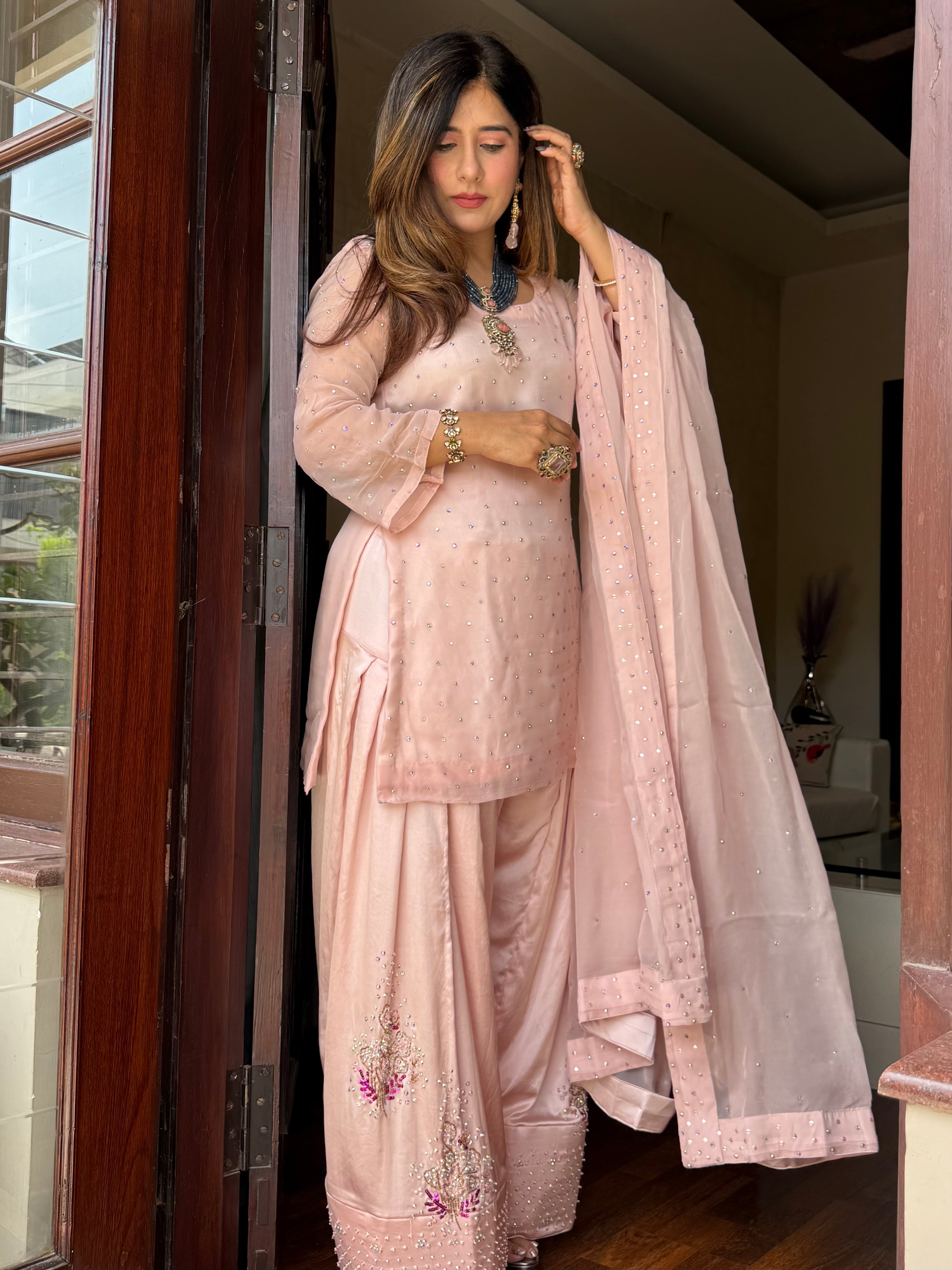 VS Gulabi Noor Suit Set