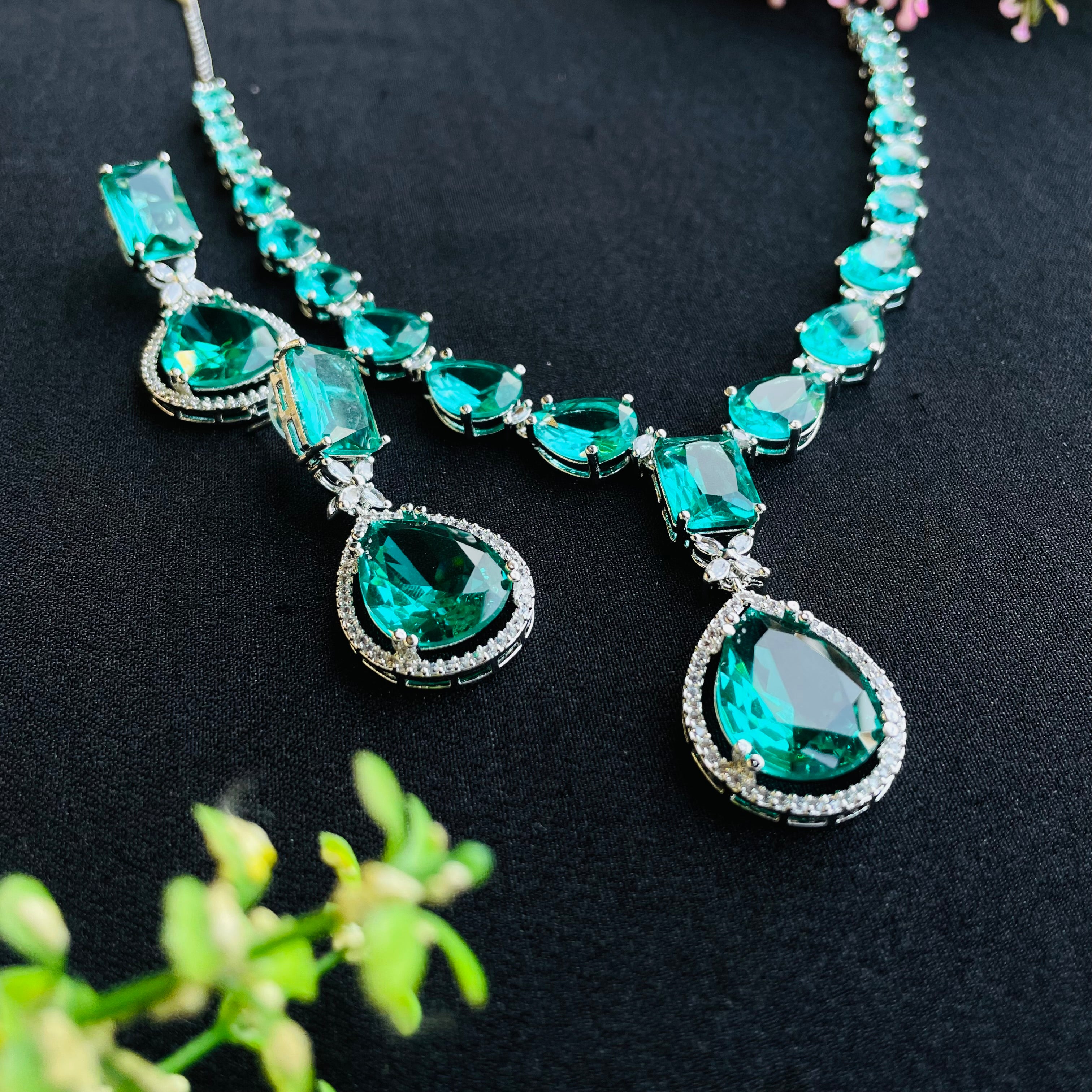 kiara emerald  ad Neckpiece
