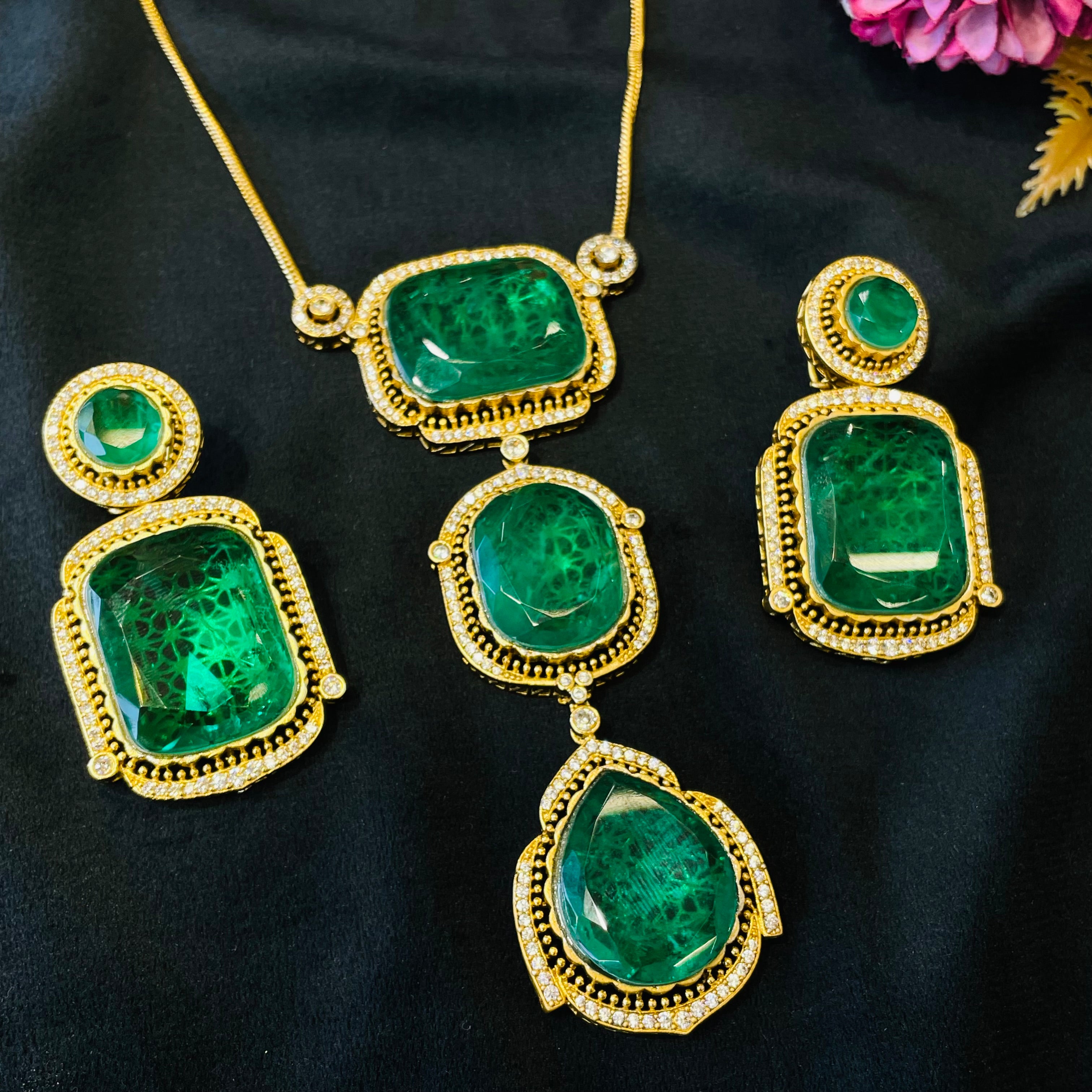 Nayaab Emerald pendent Neckpiece