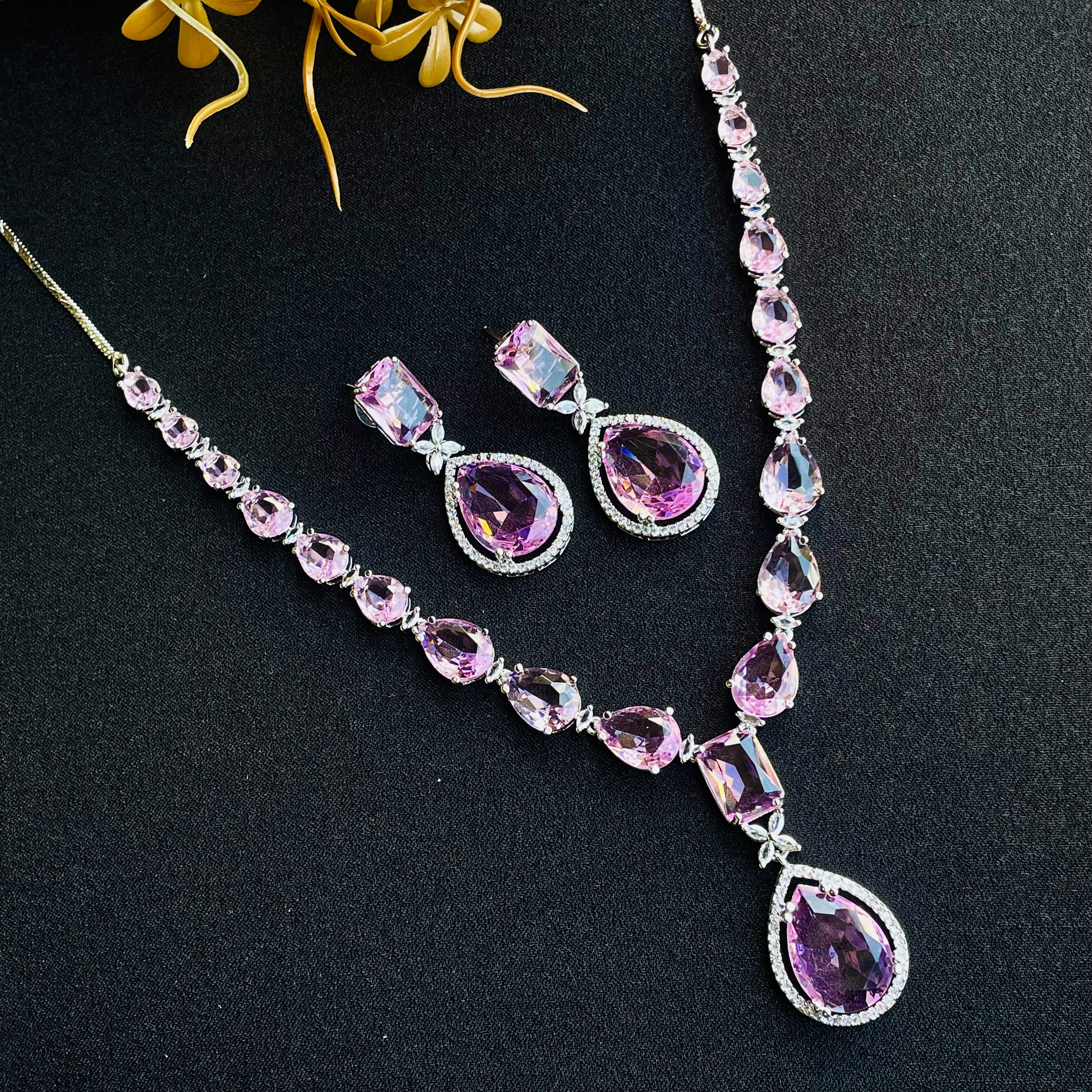 kiara emerald  ad Neckpiece