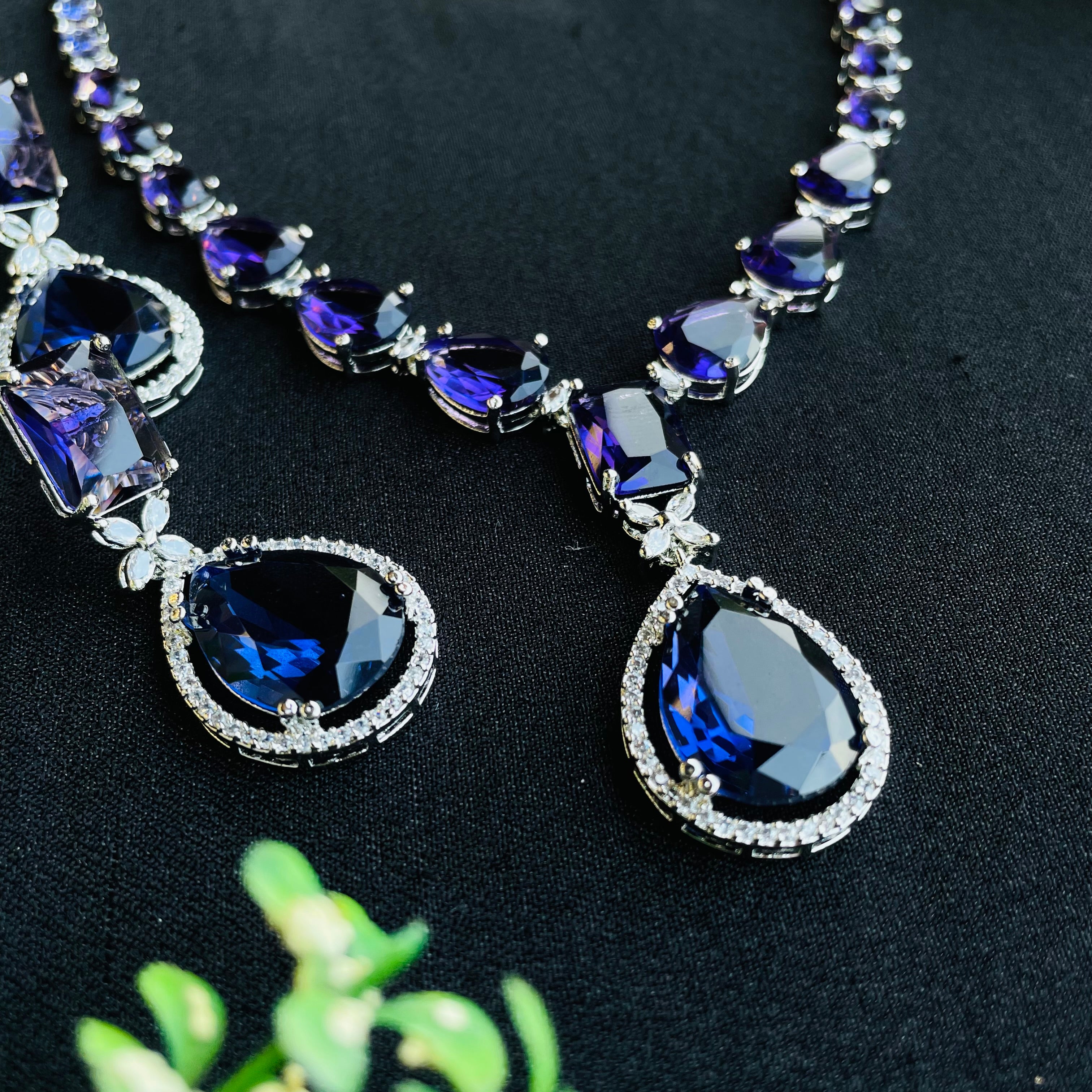 kiara emerald  ad Neckpiece