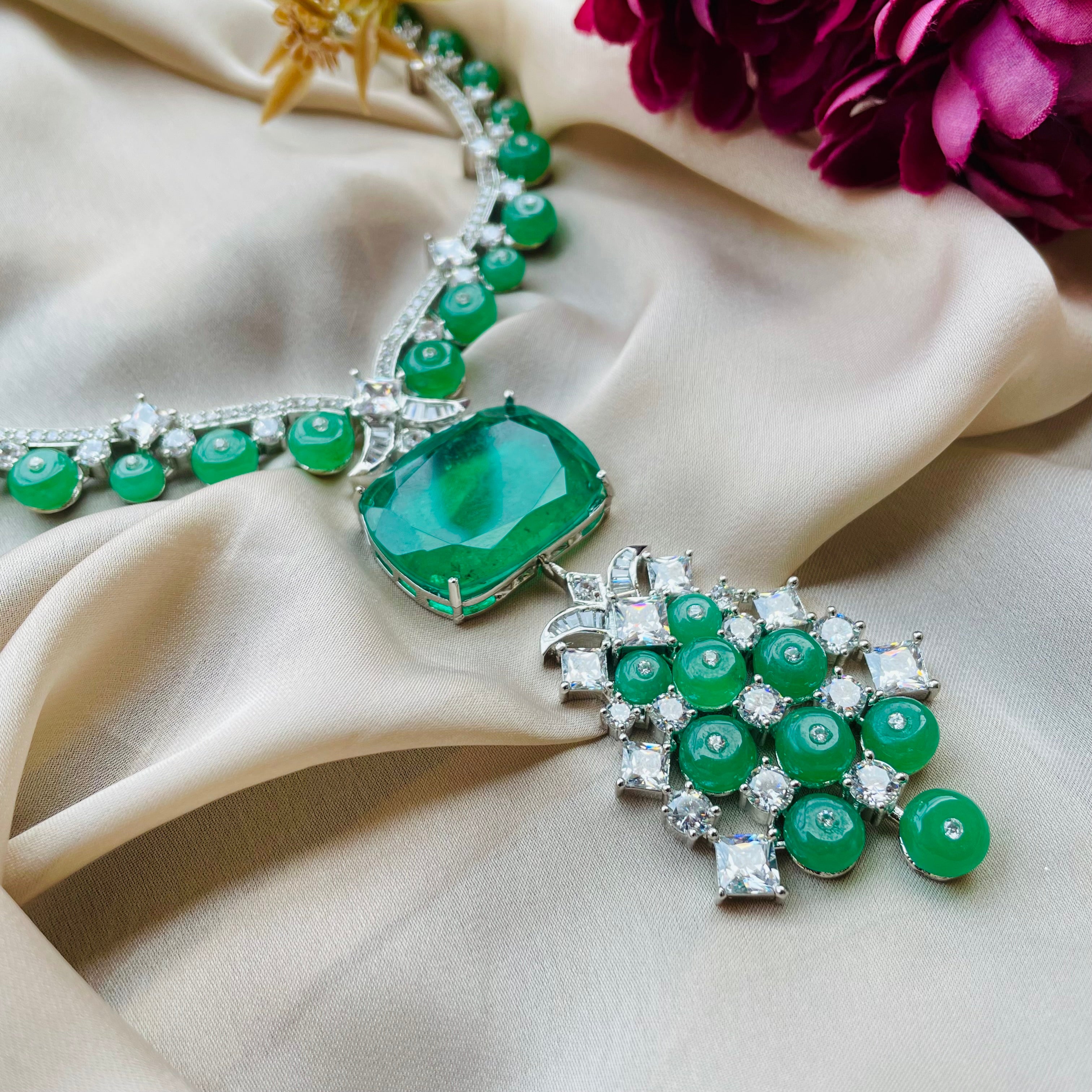Ad Bella neckpiece