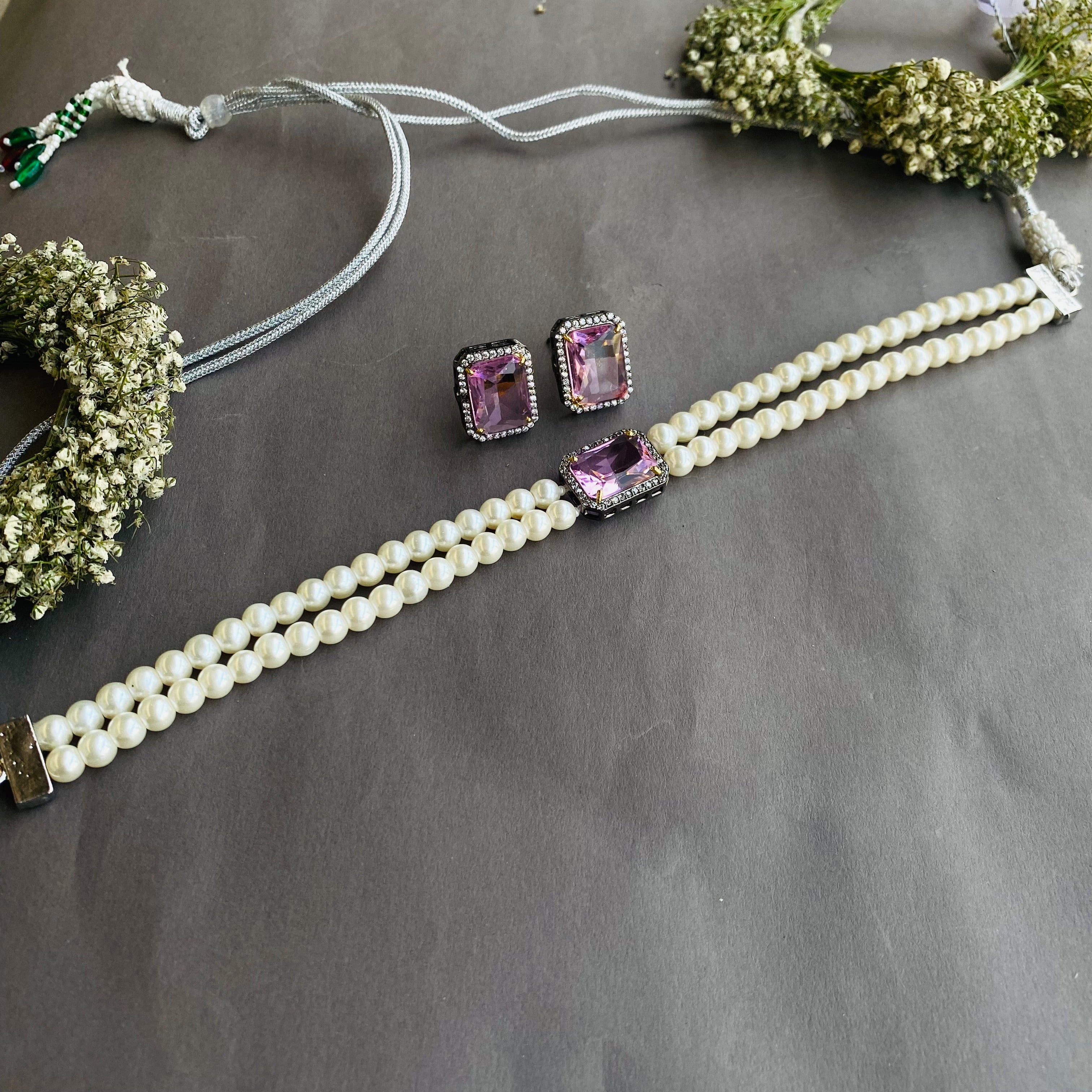 Ad Anika  choker