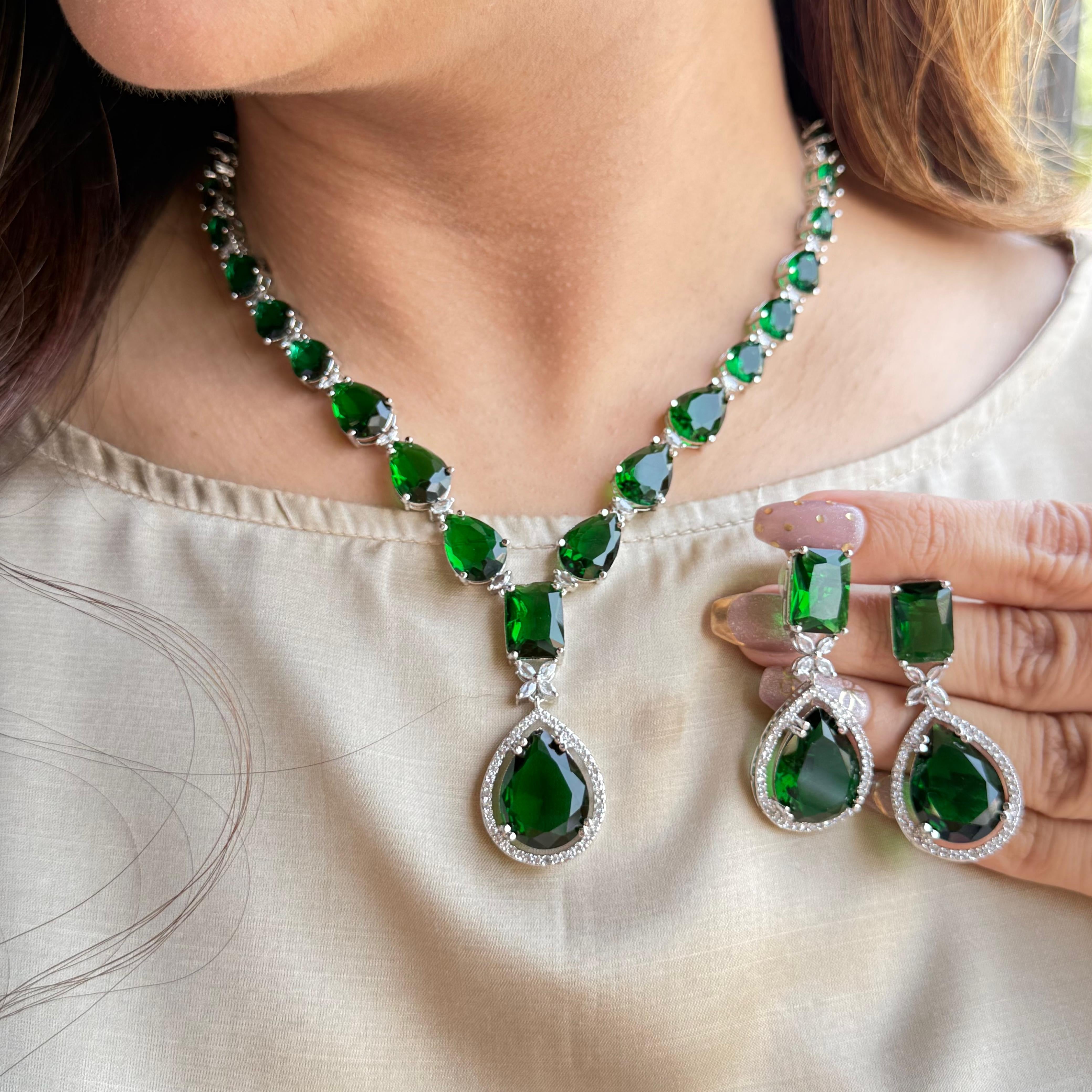 kiara emerald  ad Neckpiece