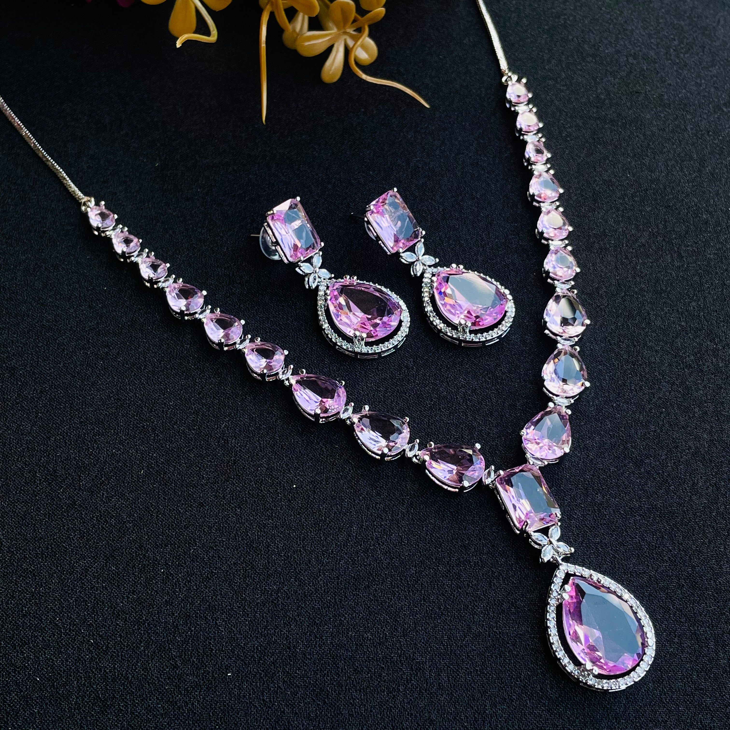 kiara emerald  ad Neckpiece