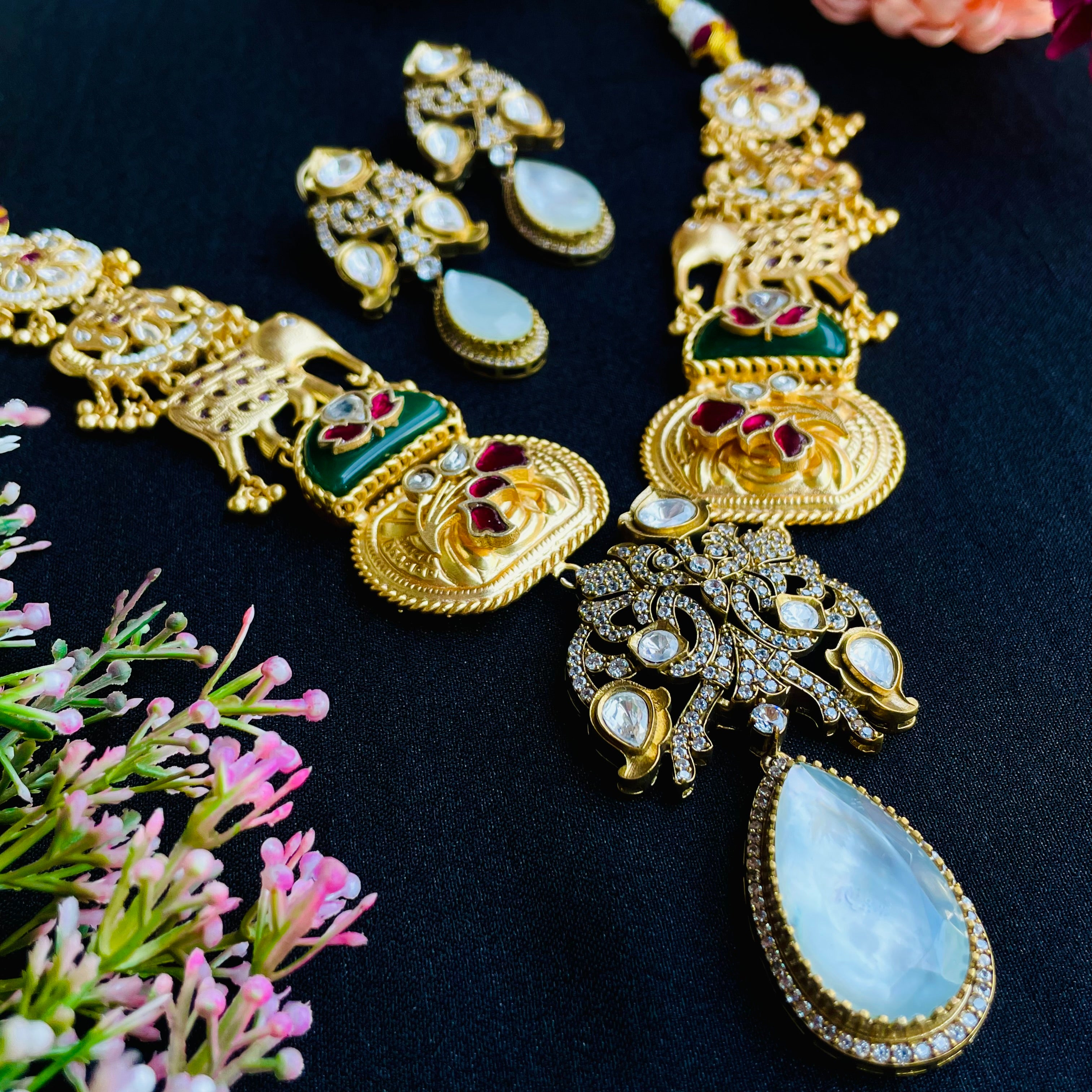 Nayaab bindu neckpiece