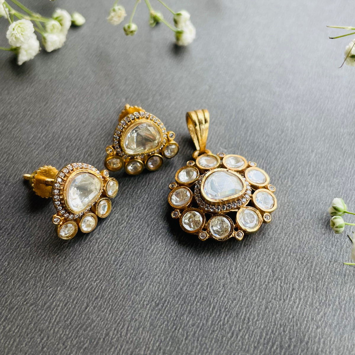 Nayaab Shreya pendant set