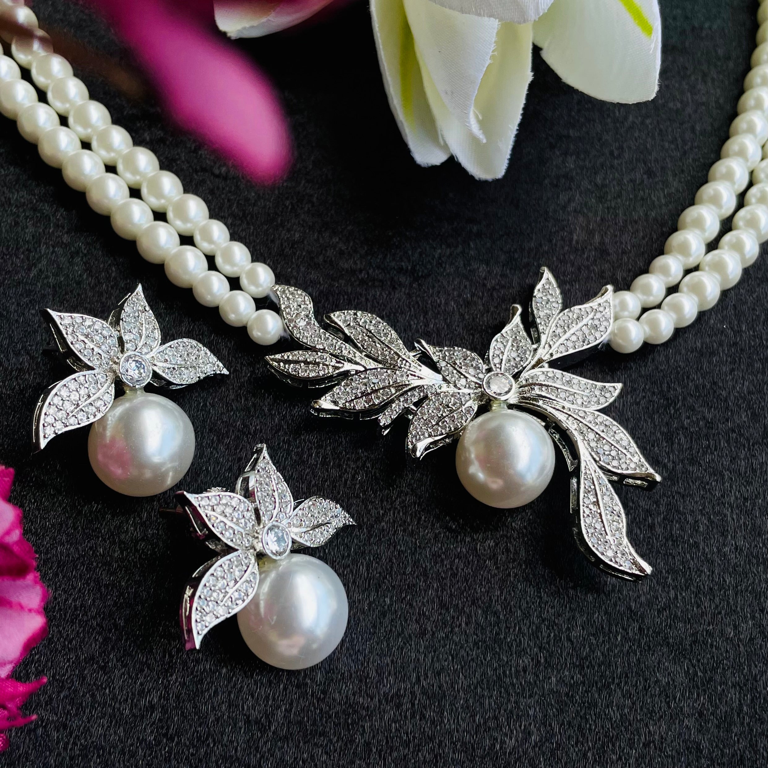 Ad Nora Pearl Neckpiece