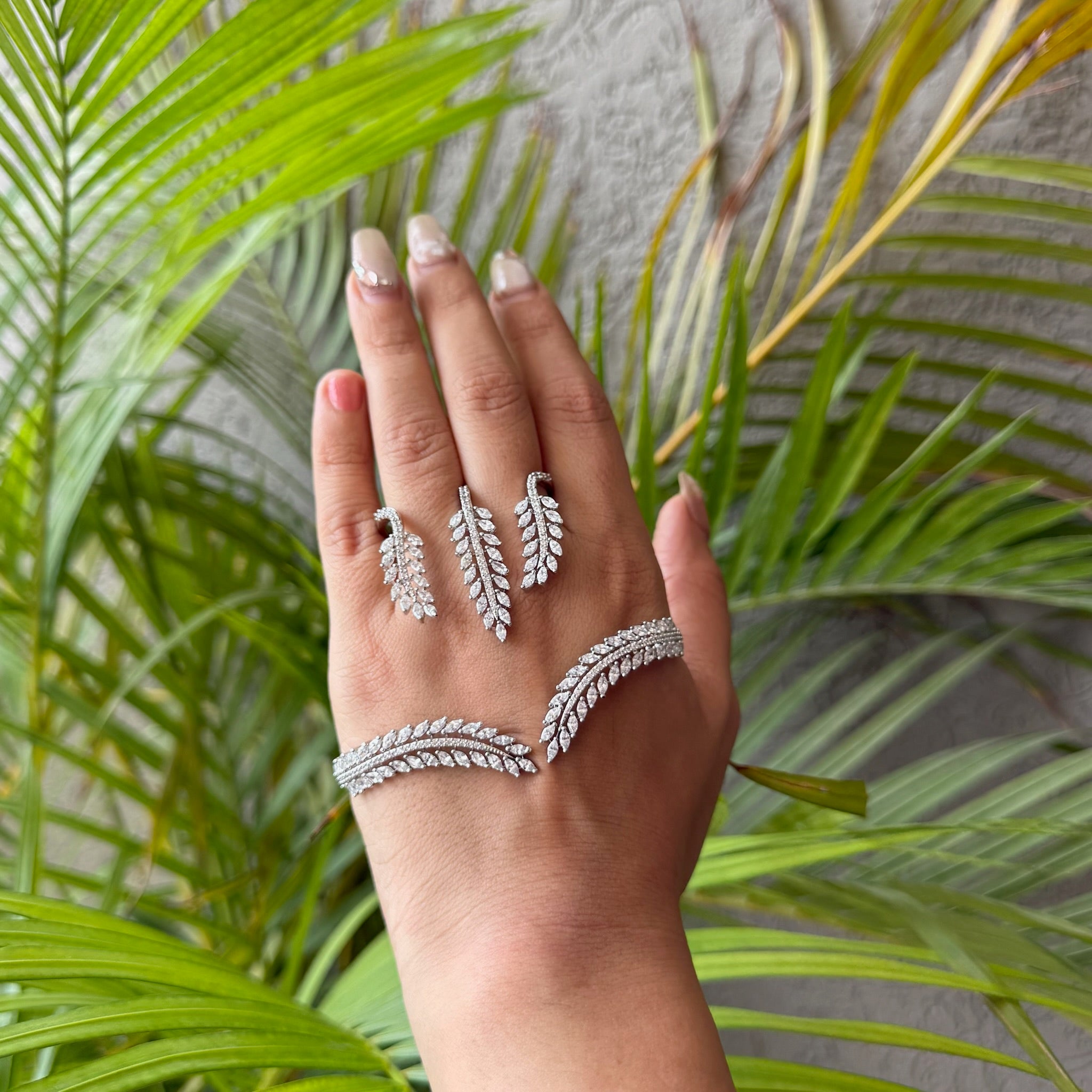 Ad Elsa Hand Cuff with ring