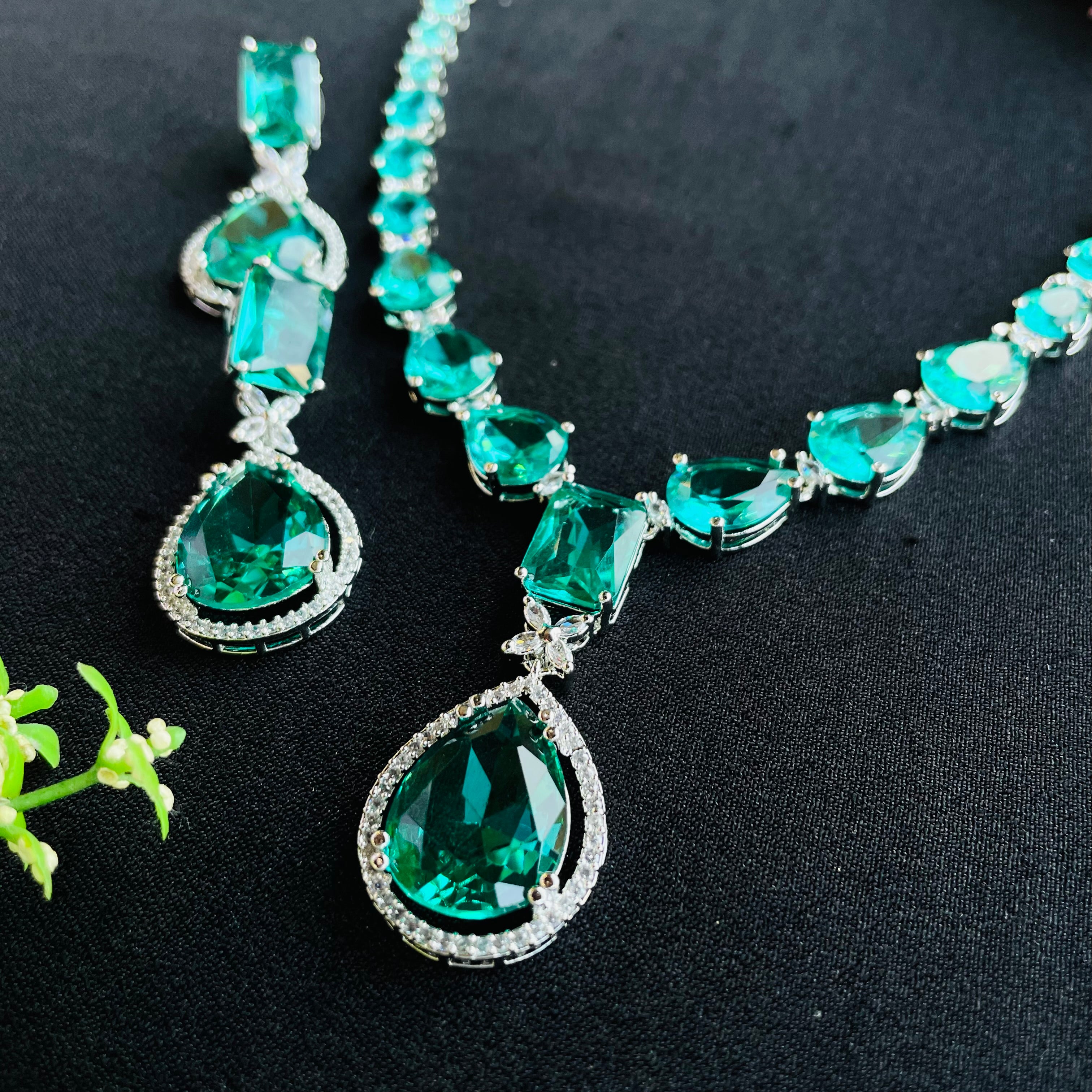 kiara emerald  ad Neckpiece