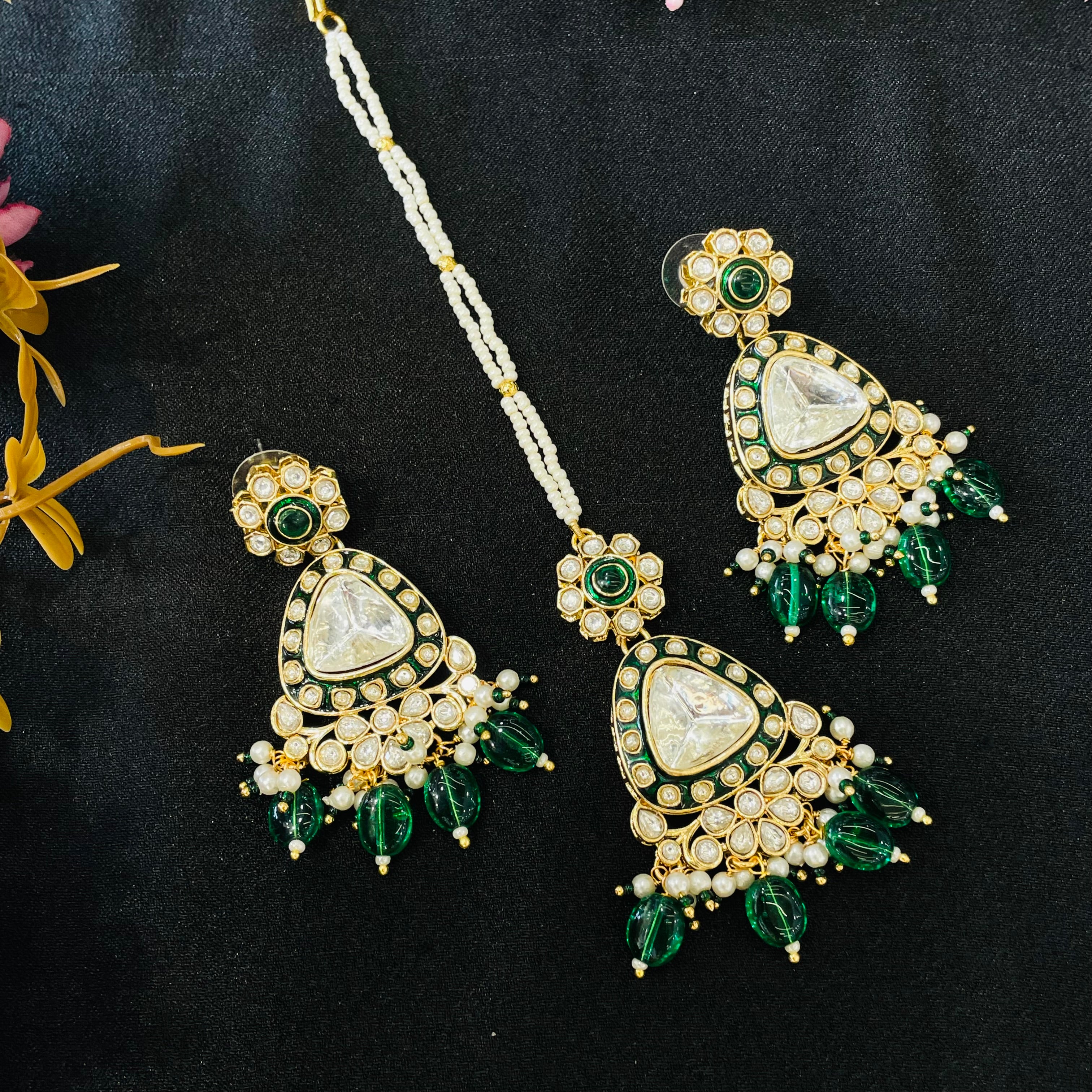 Nayaab Priya Tikka With Earrings