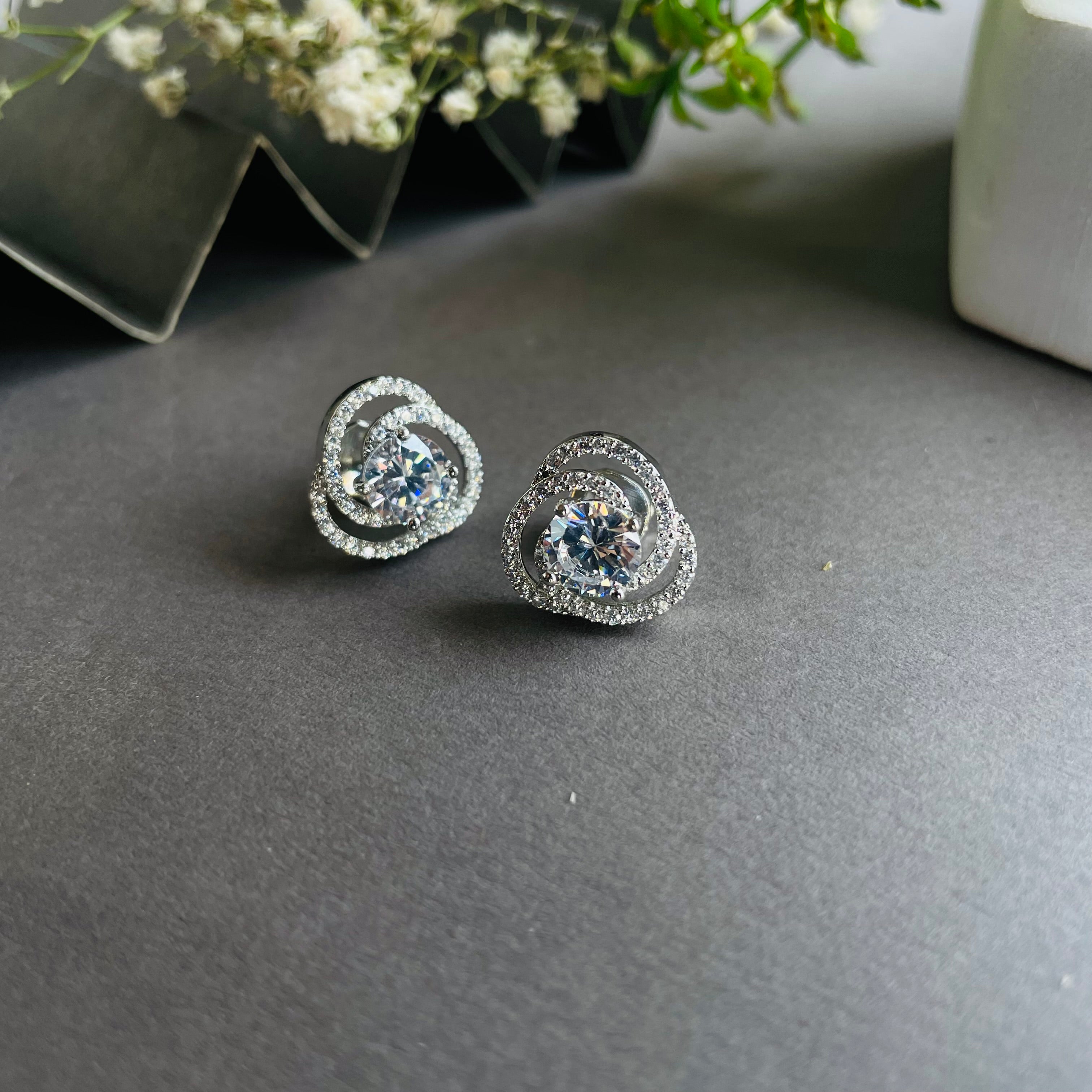 Ad Arrow studs