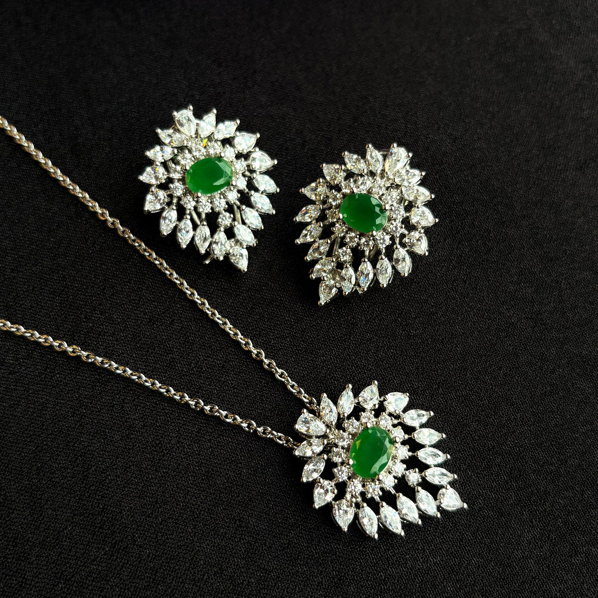 Aarohi Emerald Bloom Pendant Set