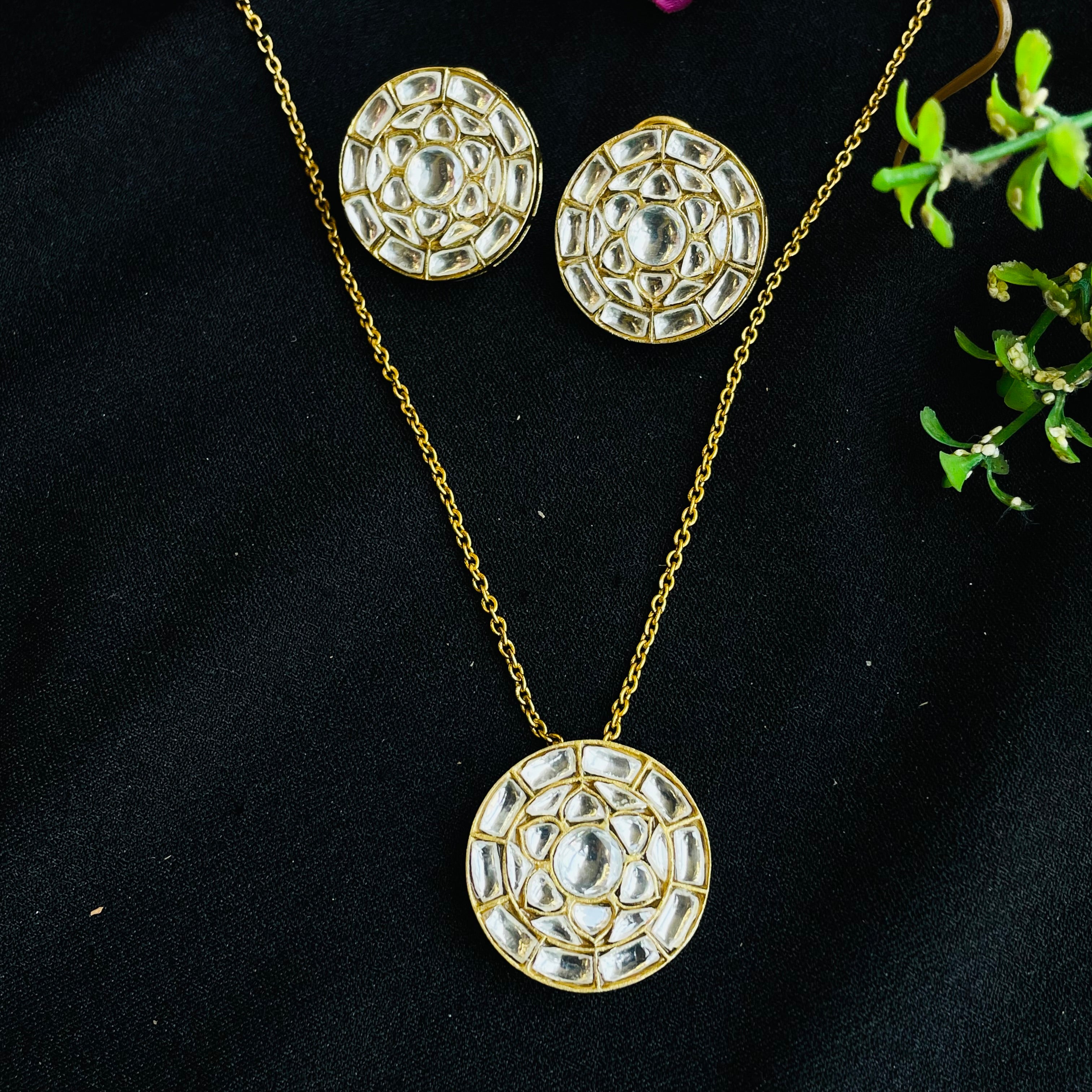 Nayaab kirti pendant