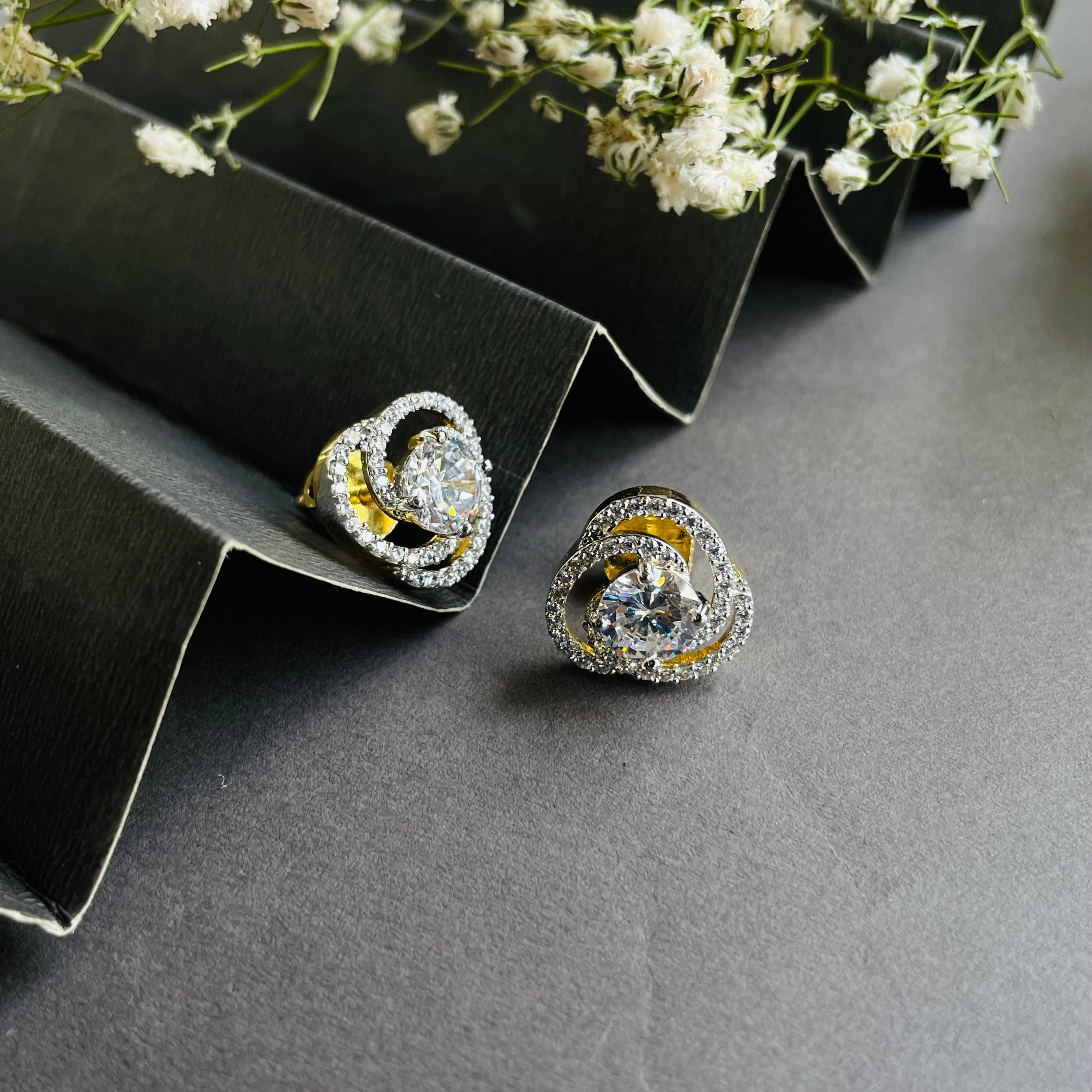 Ad Arrow studs