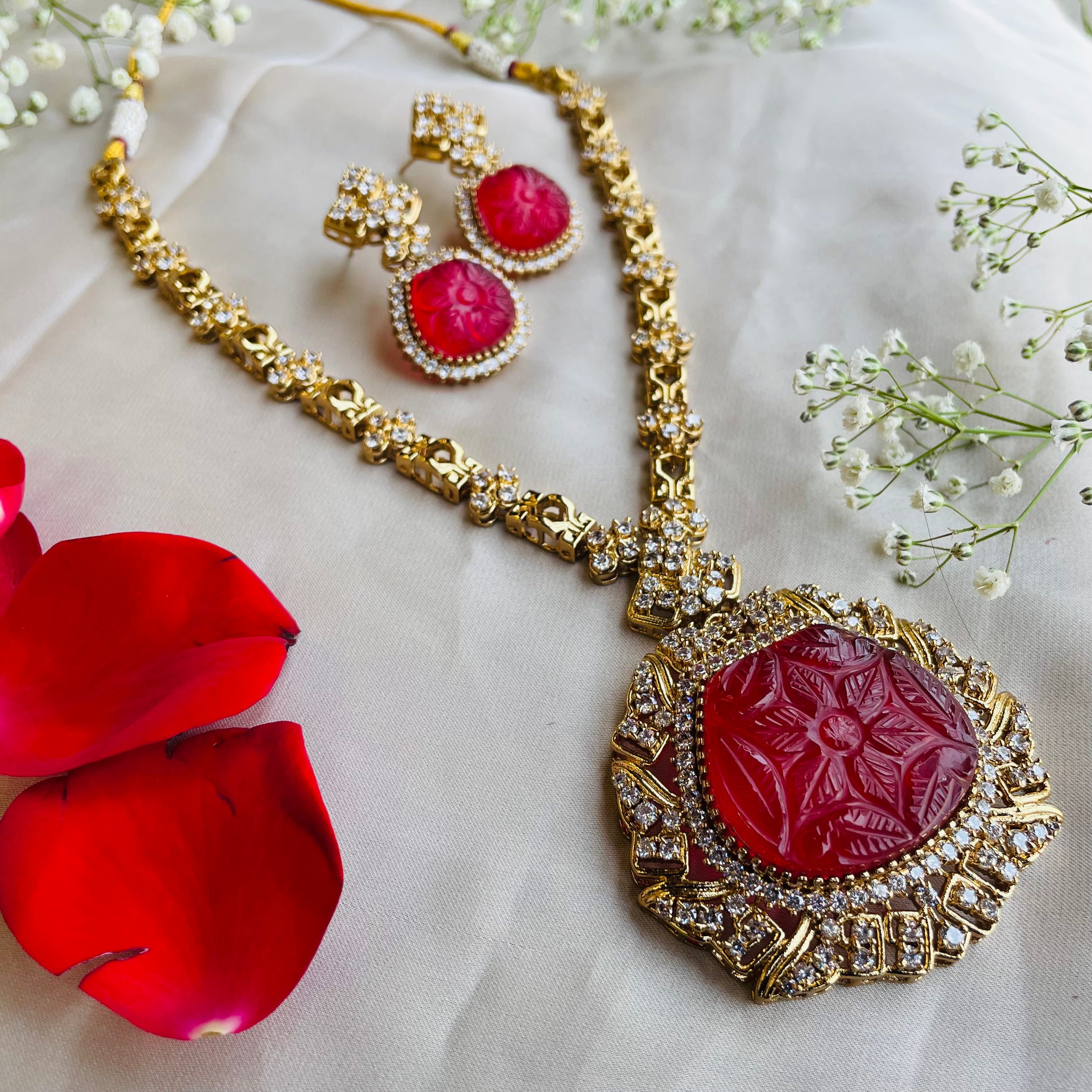 Nayaab Varnika  neckpiece