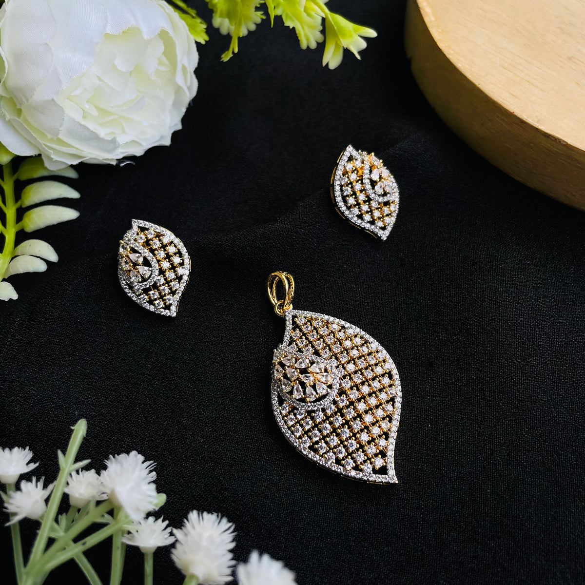 Veyra Leaf Pendant Set