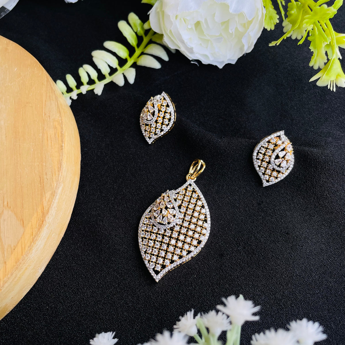 Veyra Leaf Pendant Set