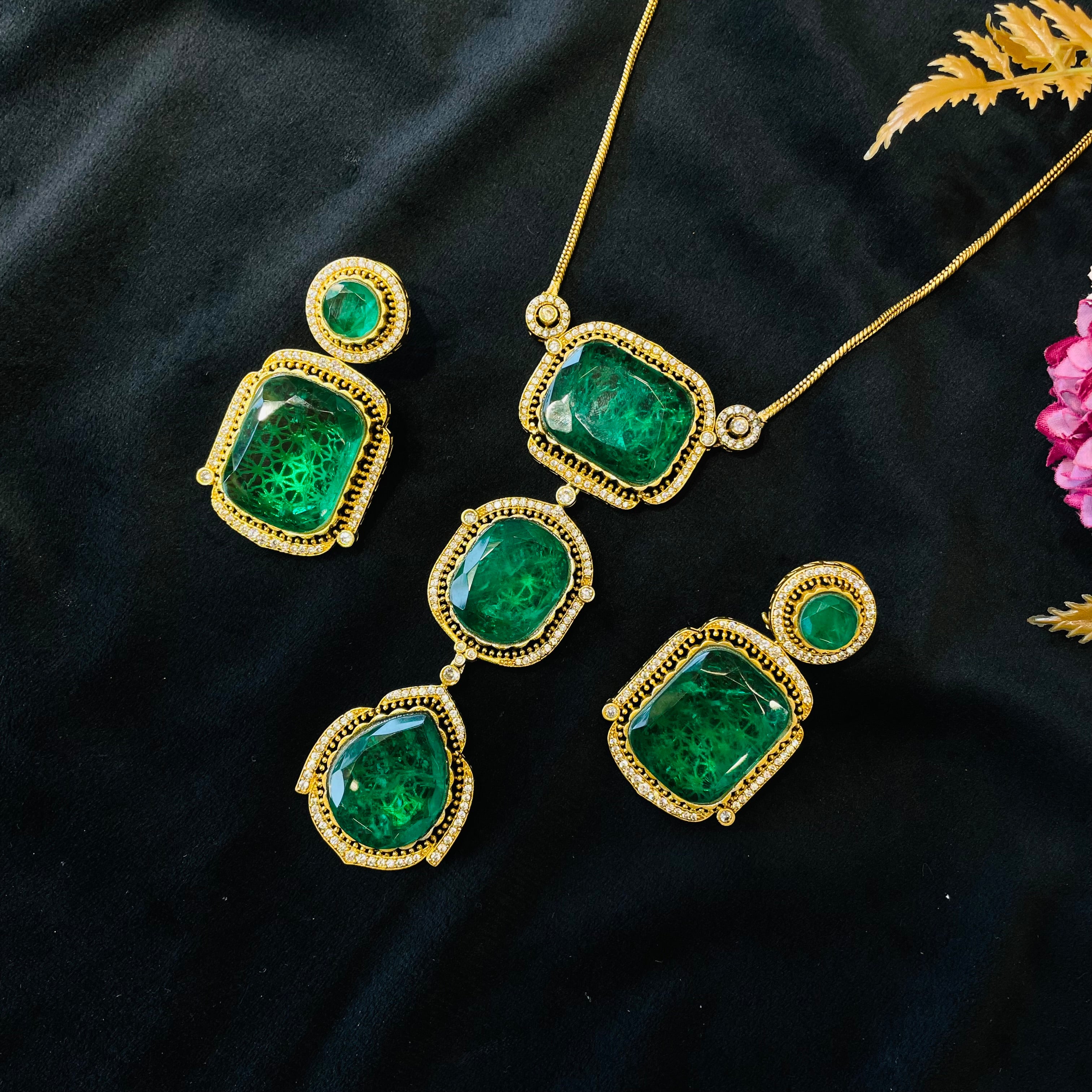 Nayaab Emerald pendent Neckpiece