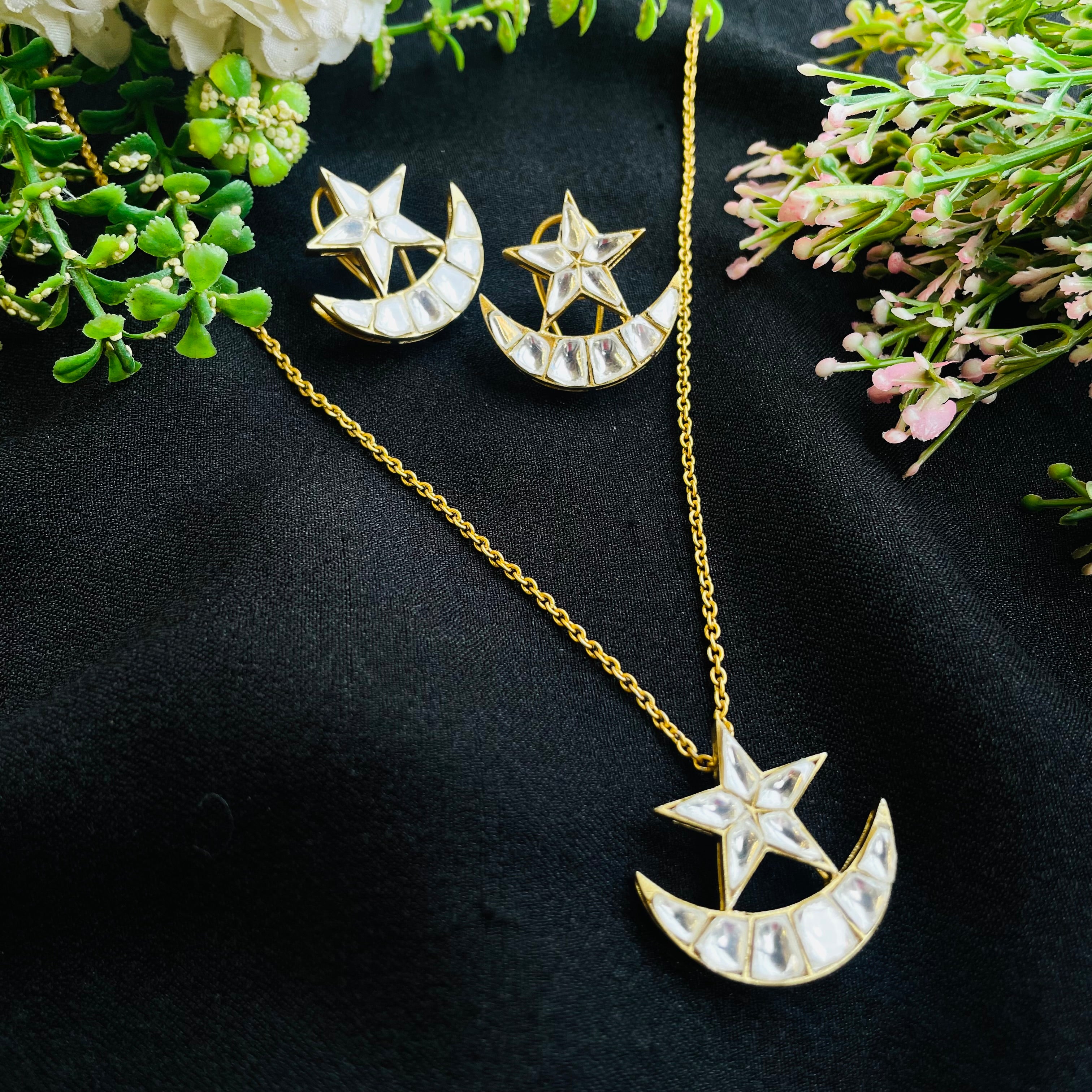 Nayaab Star Kundan Pendant Set