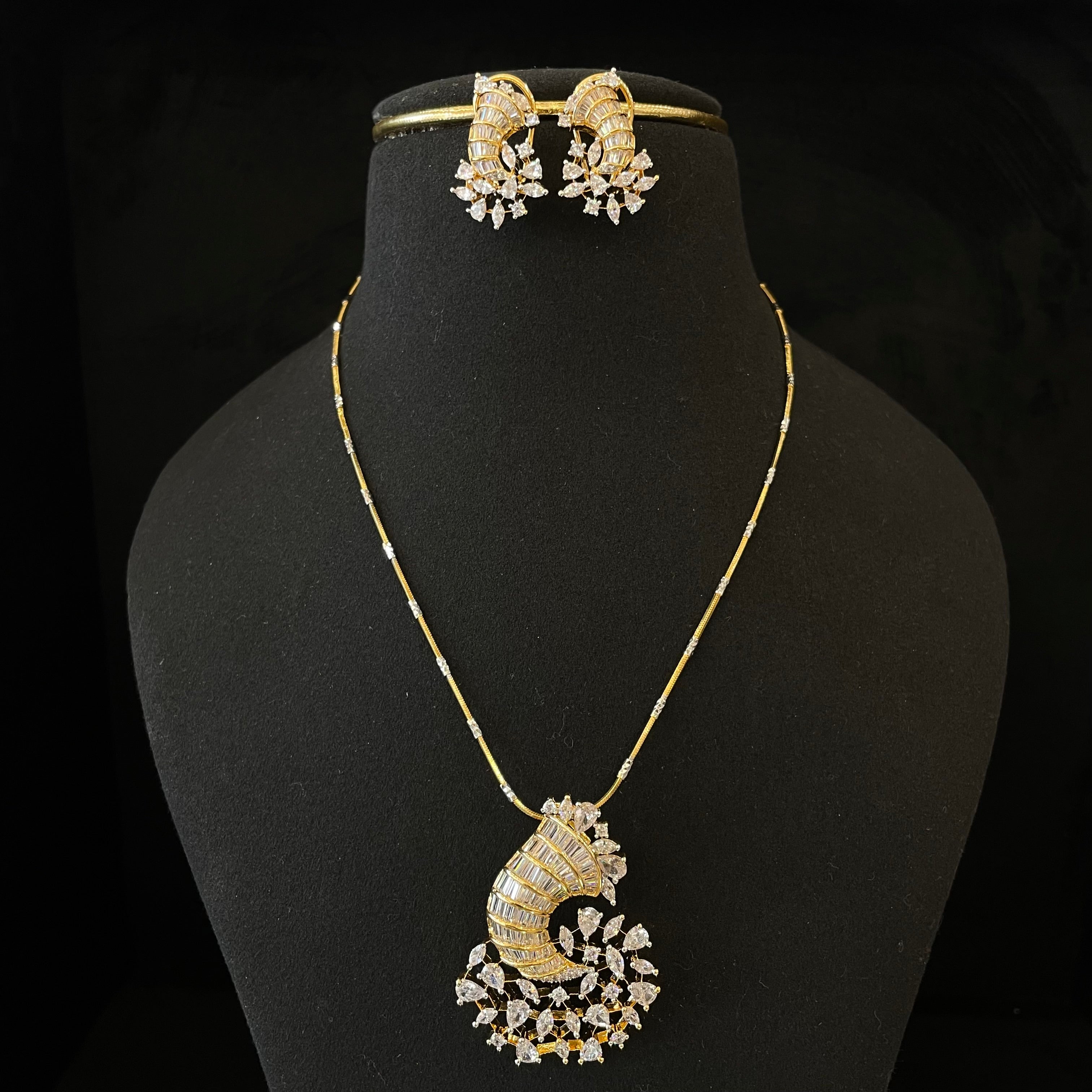 AD Shanaya Pendant Set